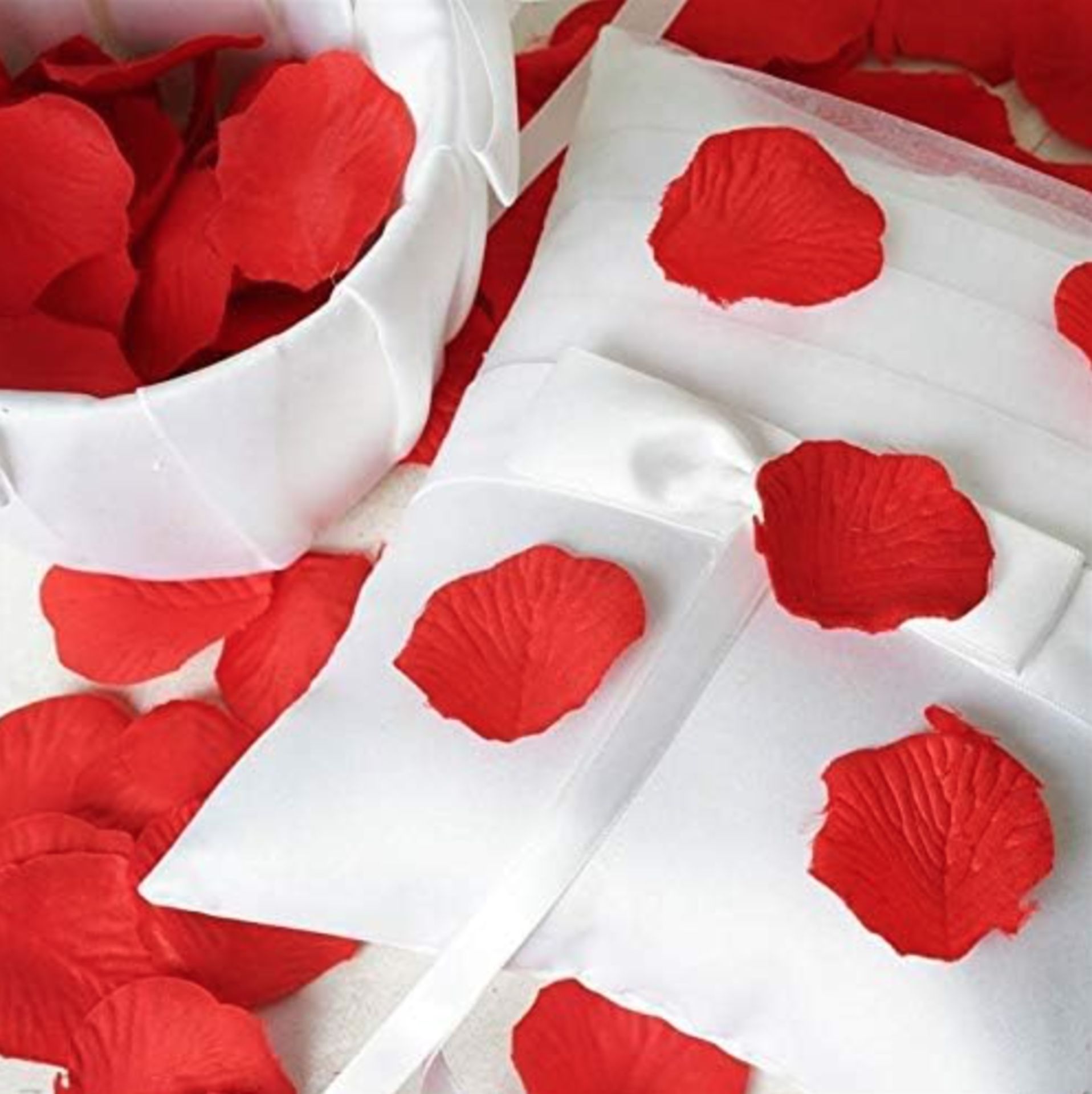 100pcs Deep Red Silk Rose Petals Valentines Day Wedding Confetti RRP£3 - Bild 2 aus 3