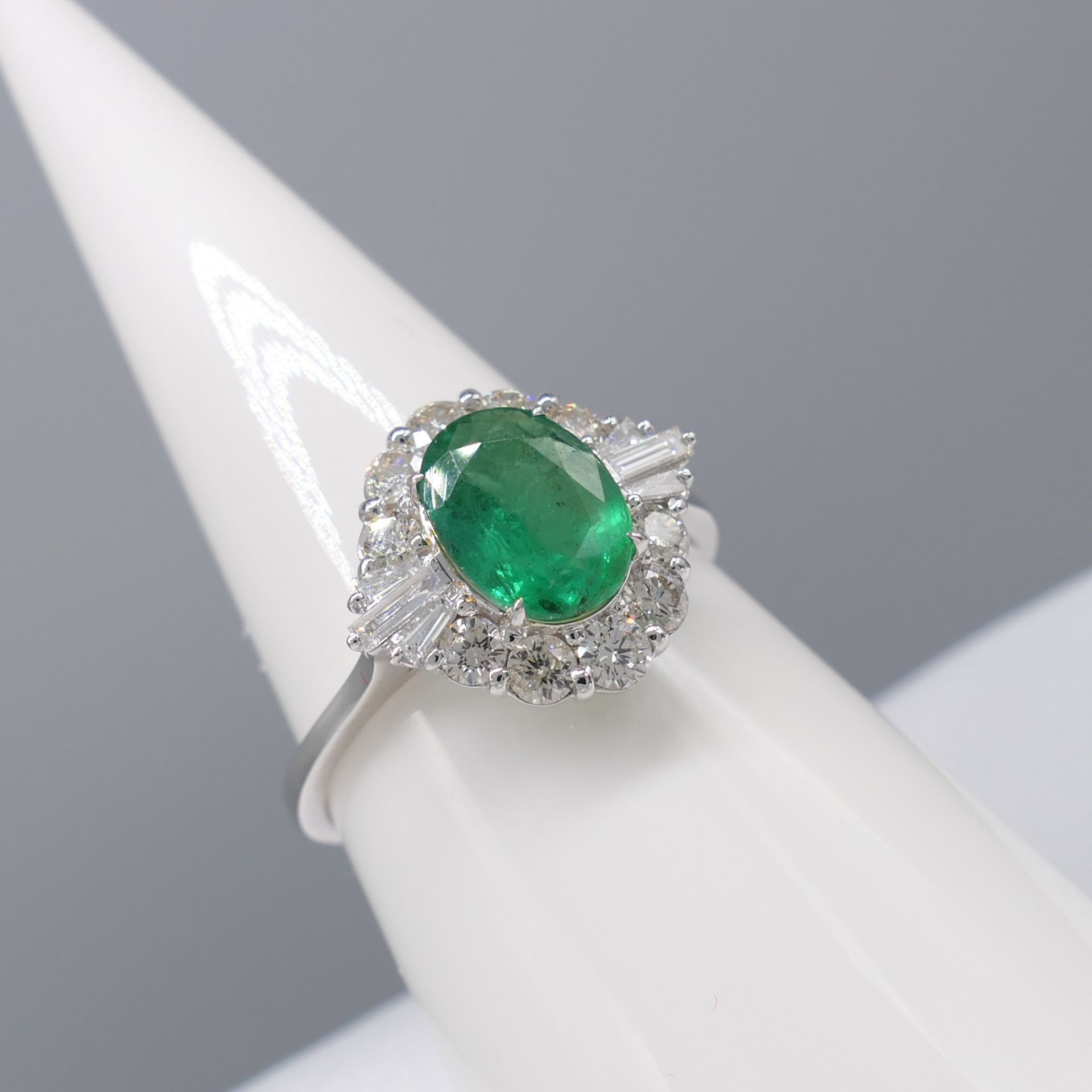 Stylish 1.05 Carat Emerald and Diamond Dress Ring In 18 Carat White Gold - Image 4 of 8