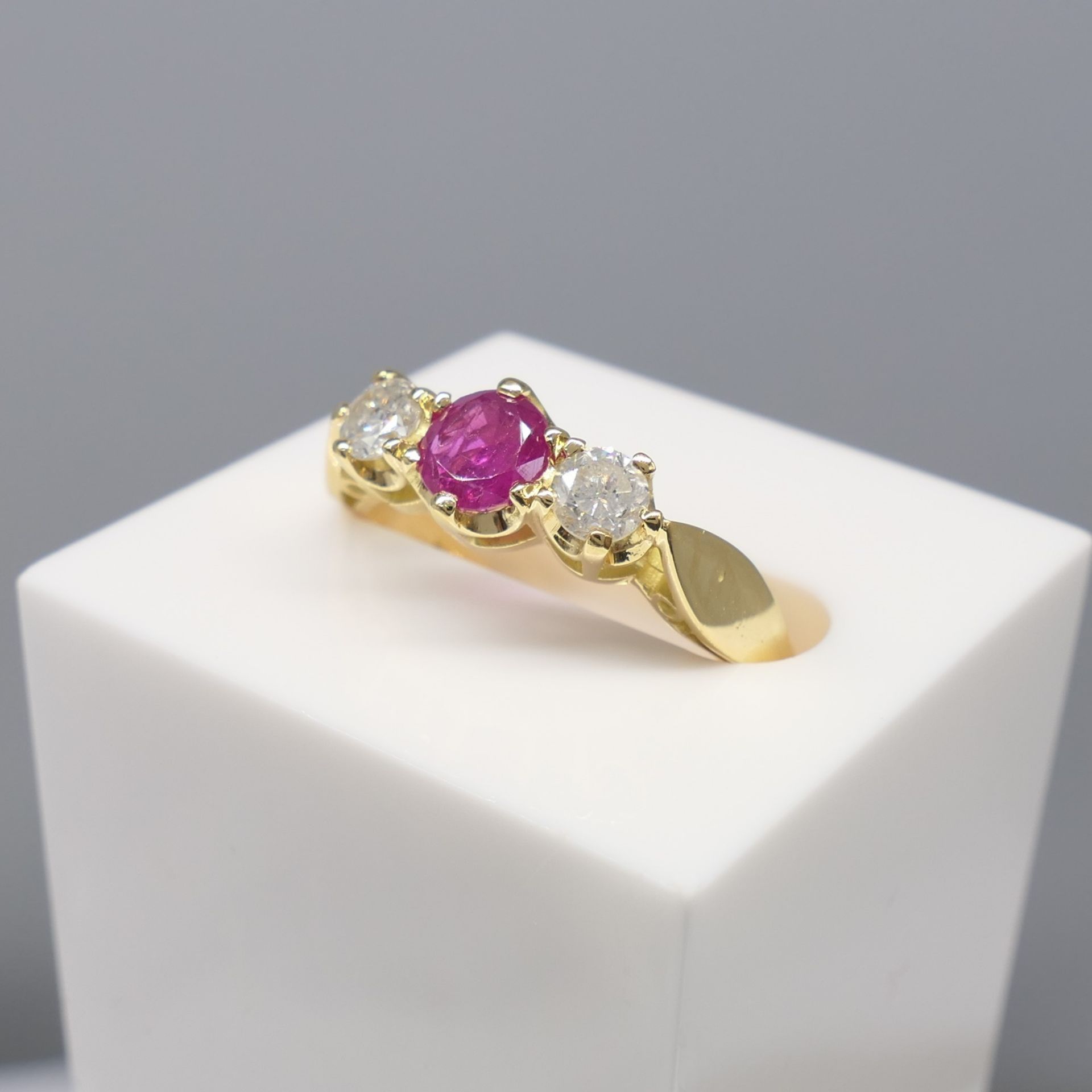 Vintage 18 Carat Ruby and Diamond 3 Stone Yellow Gold Ring - Image 4 of 7