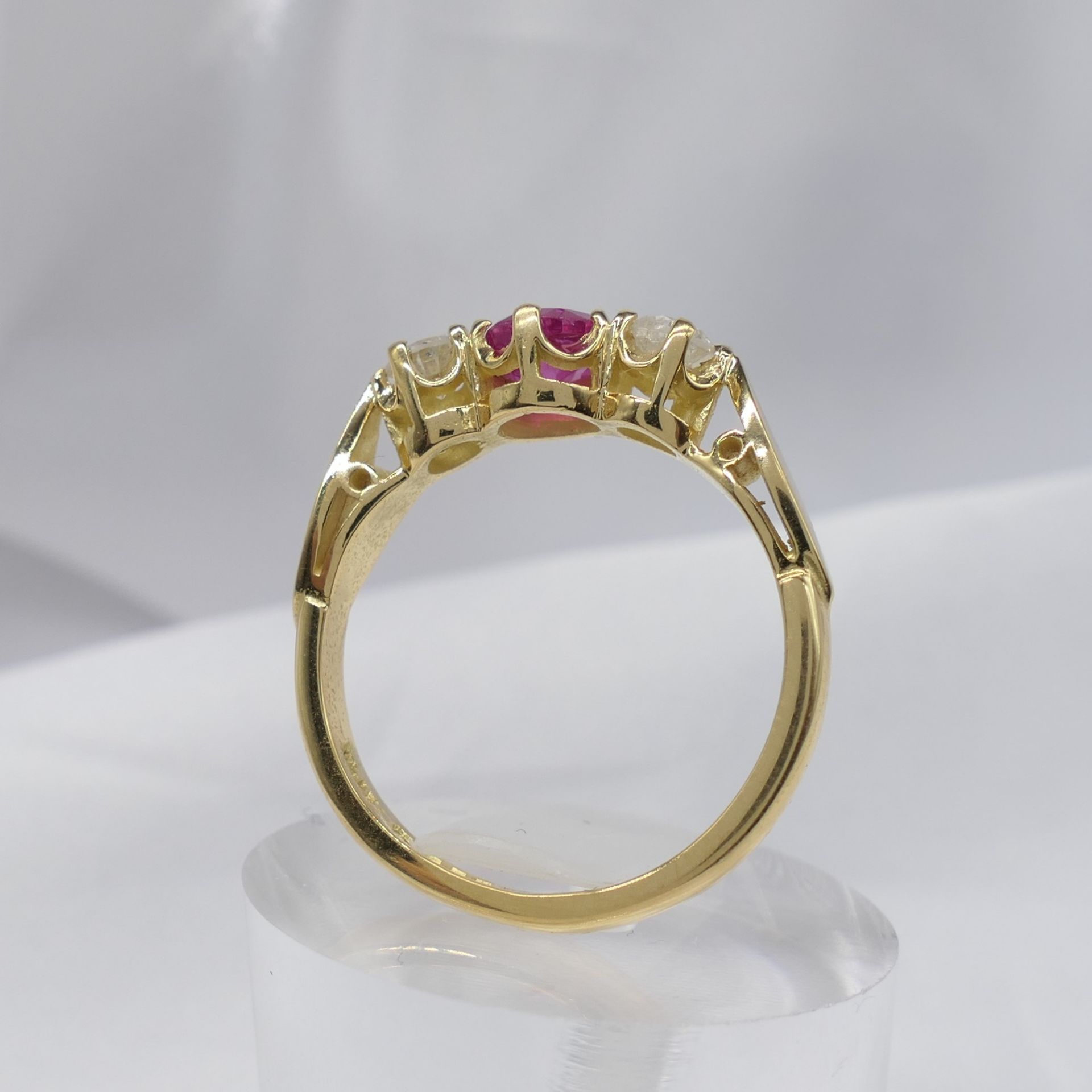 Vintage 18 Carat Ruby and Diamond 3 Stone Yellow Gold Ring - Image 6 of 7