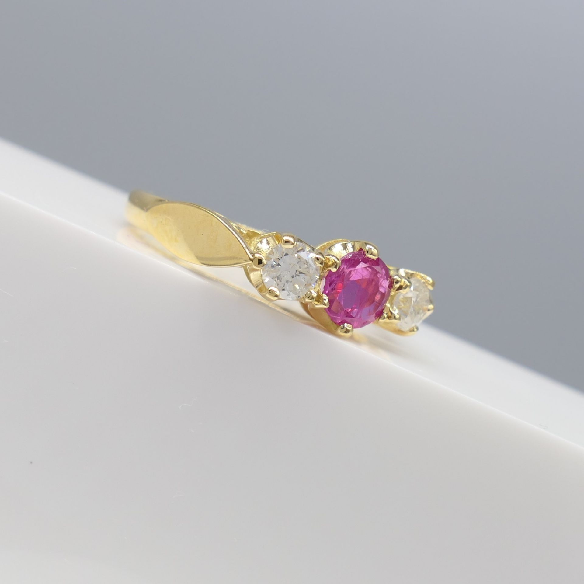 Vintage 18 Carat Ruby and Diamond 3 Stone Yellow Gold Ring - Image 3 of 7