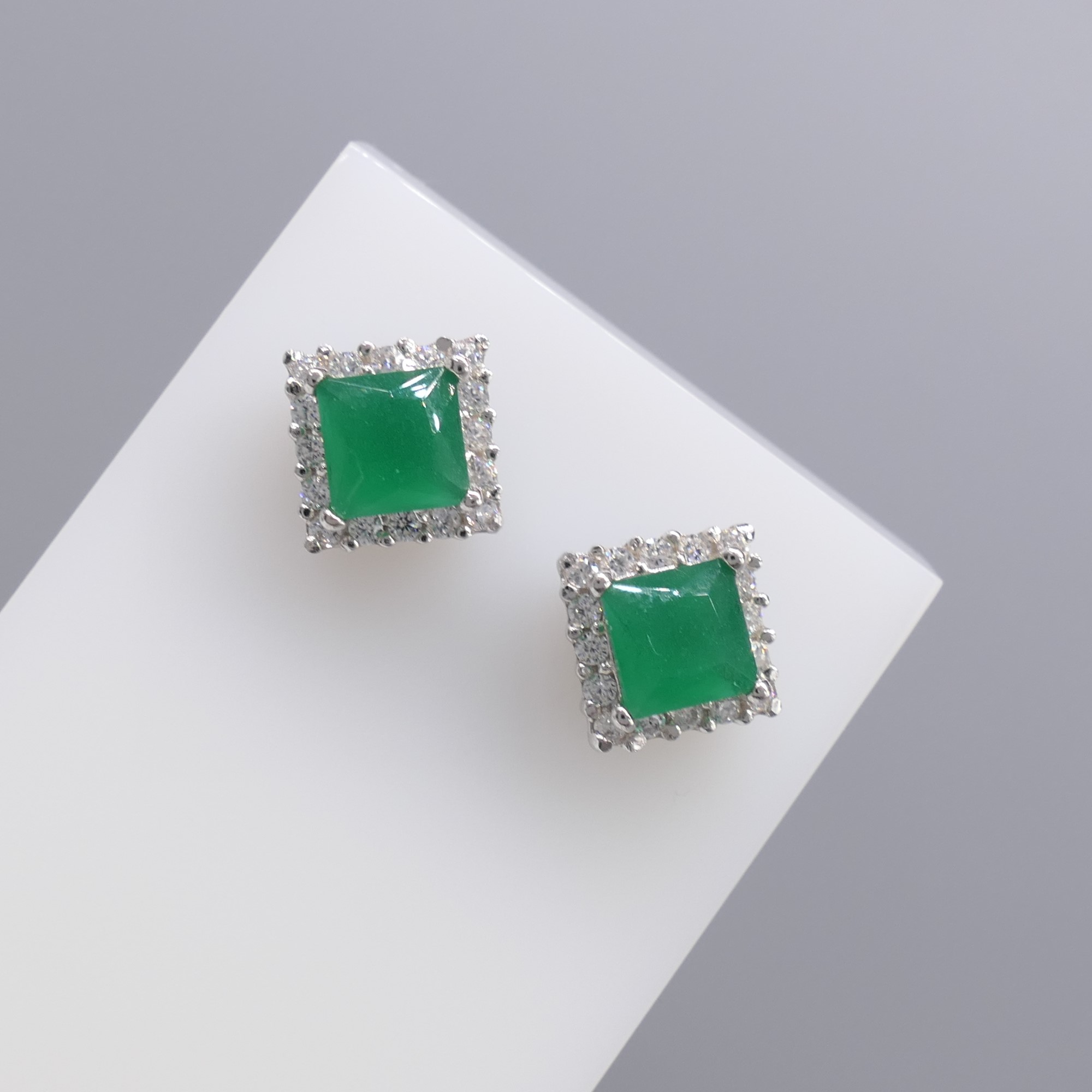 Pair of Silver Square-Set Green and White Cubic Zirconia Ear Studs - Image 3 of 6