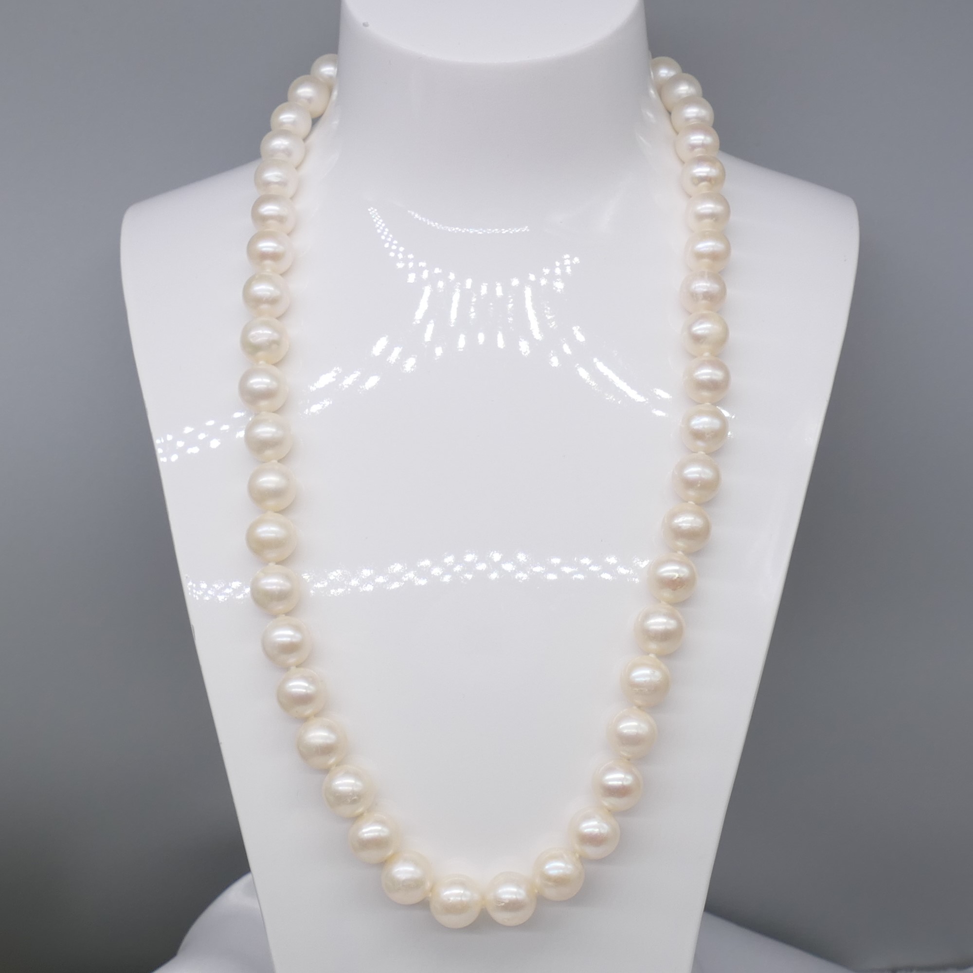 Freshwater Cultured Pearl Necklace With A Yellow Gold Ball Clasp - Image 3 of 6