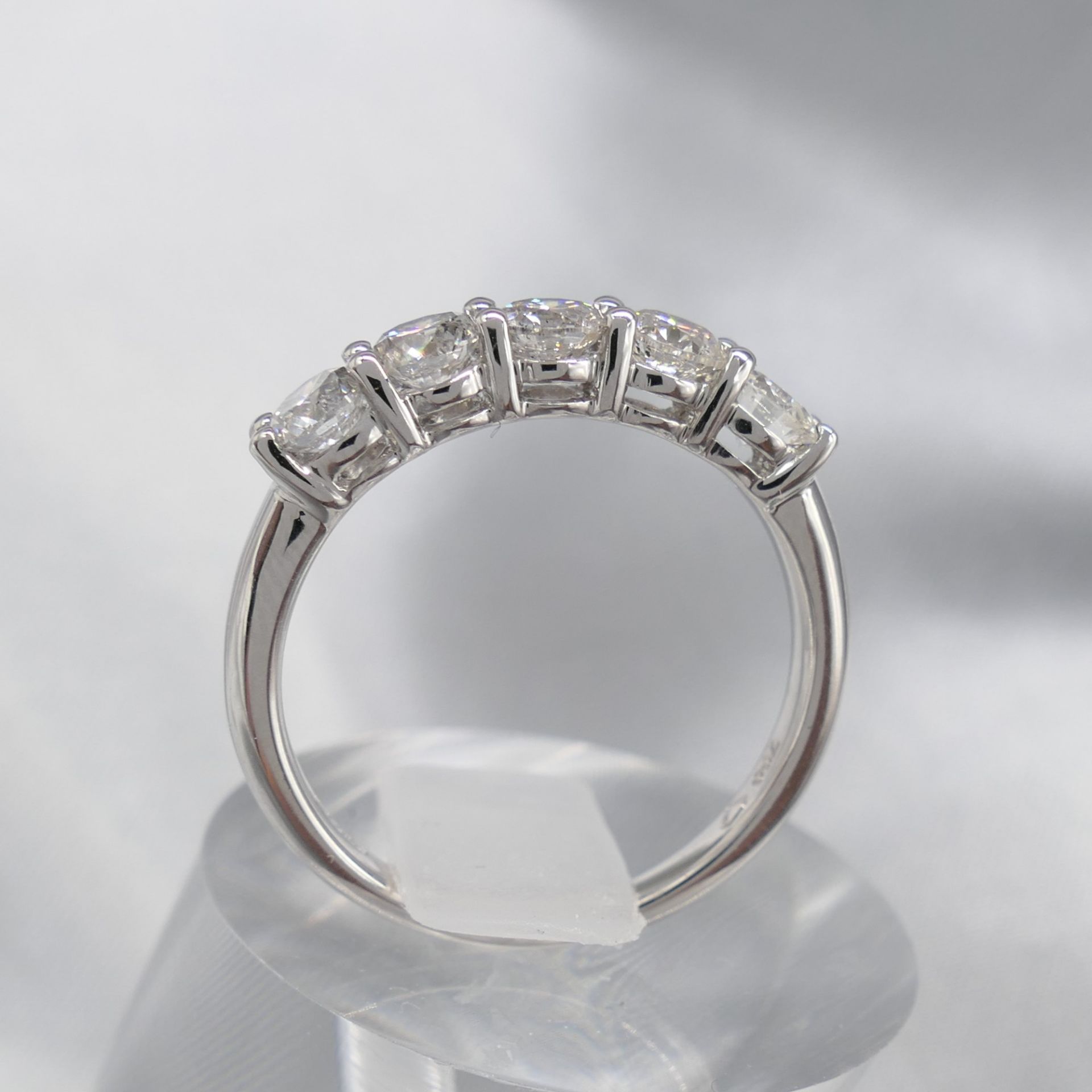 18K White Gold 1.09 Carat Round Brilliant-Cut Diamond 5-Stone Ring - Image 4 of 6