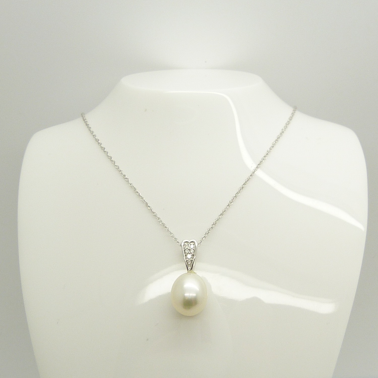 White Gold Necklace. Pendant Features An Oval Cultured Pearl and Diamond-Set Bale - Image 3 of 6