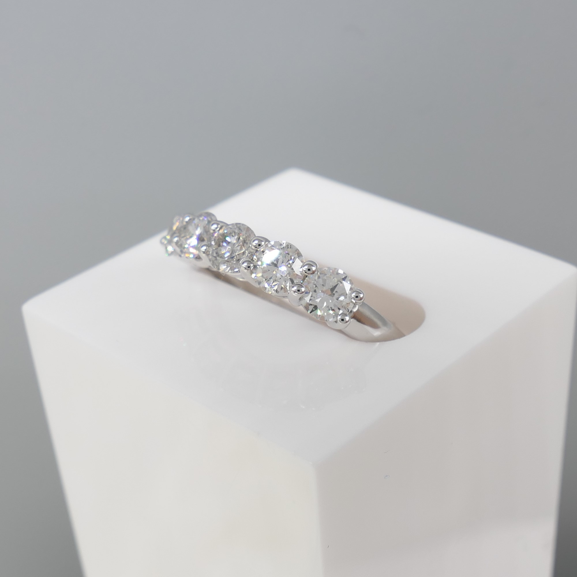 18K White Gold 1.09 Carat Round Brilliant-Cut Diamond 5-Stone Ring - Image 2 of 6