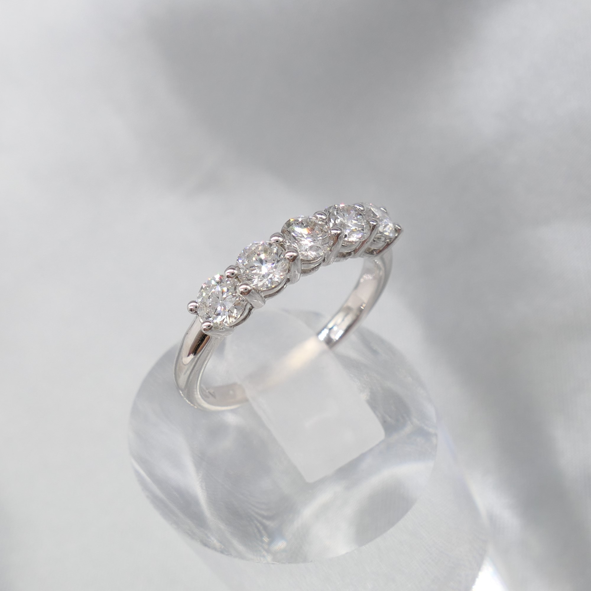 18K White Gold 1.09 Carat Round Brilliant-Cut Diamond 5-Stone Ring - Image 6 of 6
