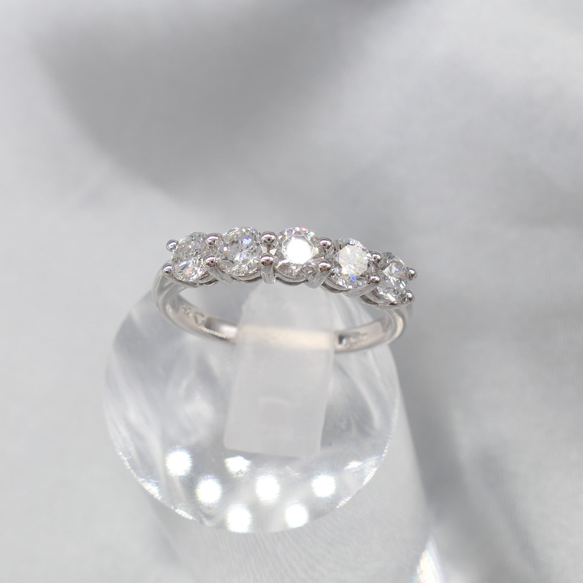 18K White Gold 1.09 Carat Round Brilliant-Cut Diamond 5-Stone Ring - Image 5 of 6