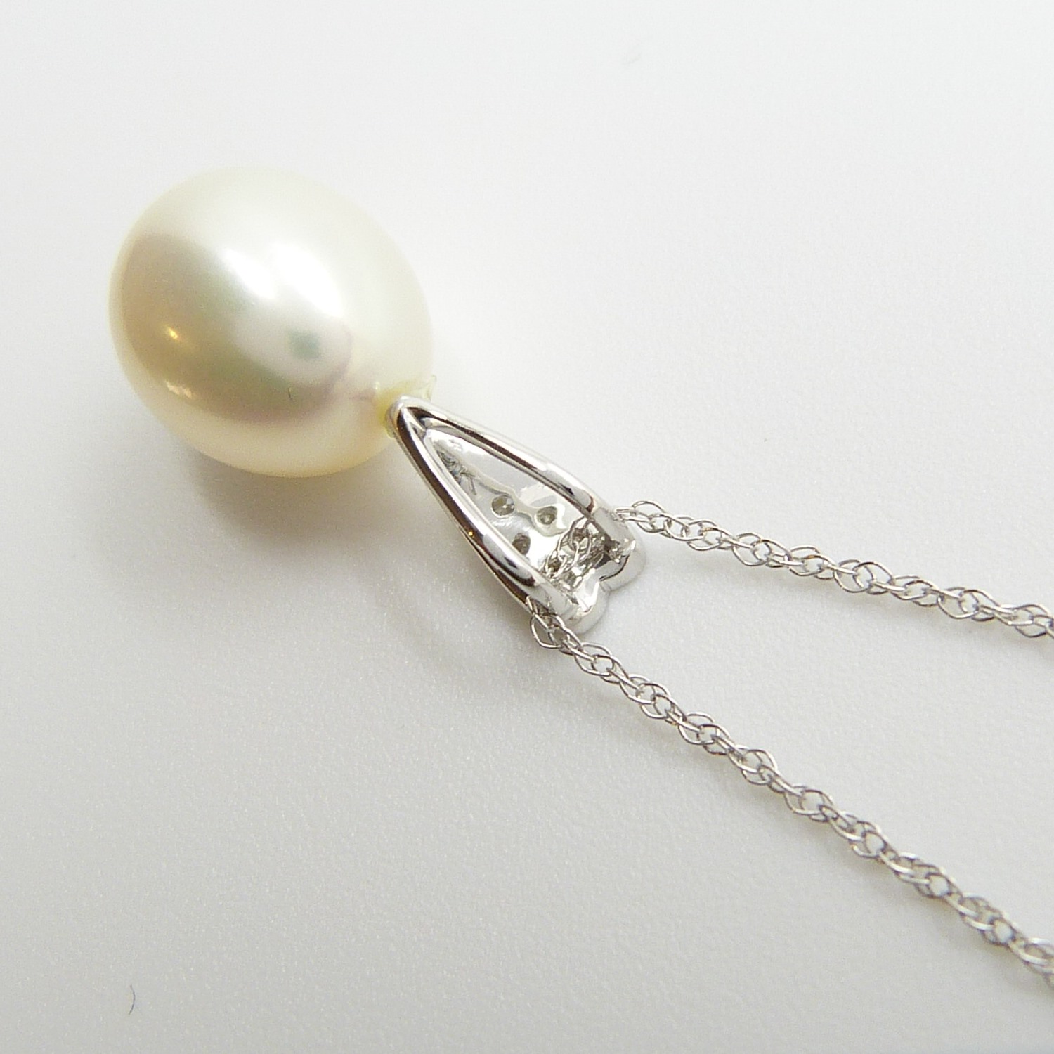 White Gold Necklace. Pendant Features An Oval Cultured Pearl and Diamond-Set Bale - Image 5 of 6