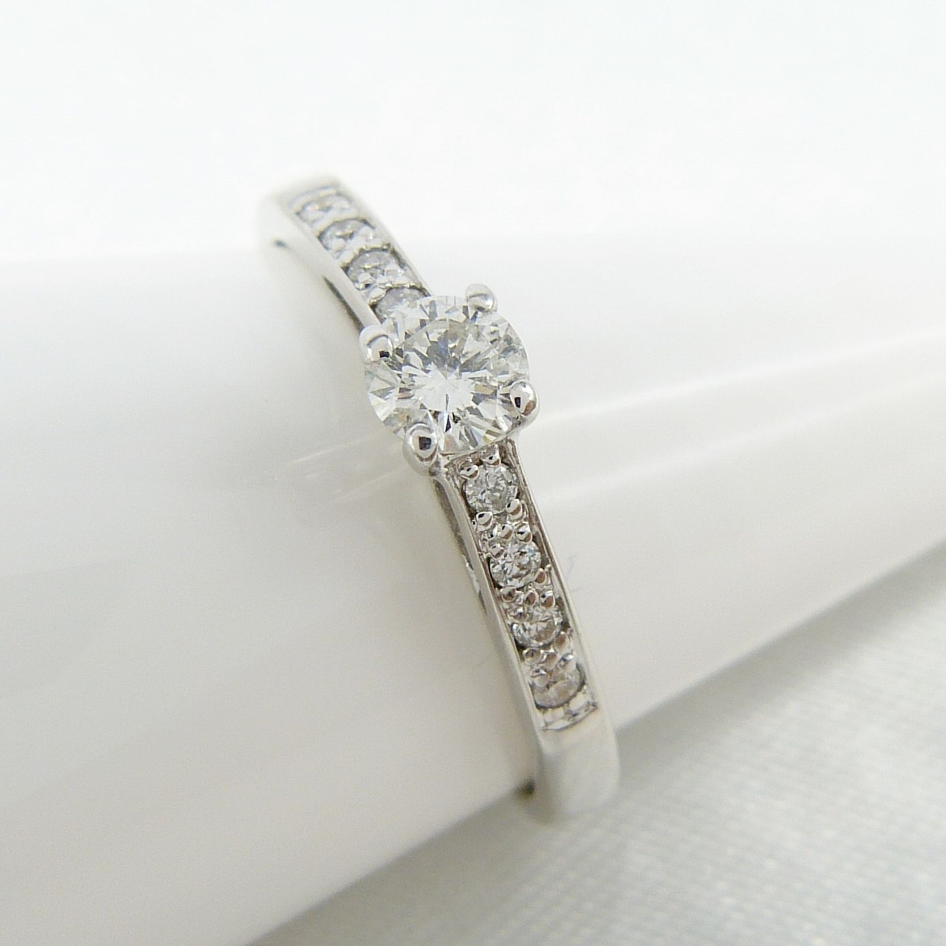 18K White Gold Diamond Solitaire-Style Ring, With Further Diamonds Set To The Shoulders - Image 4 of 7