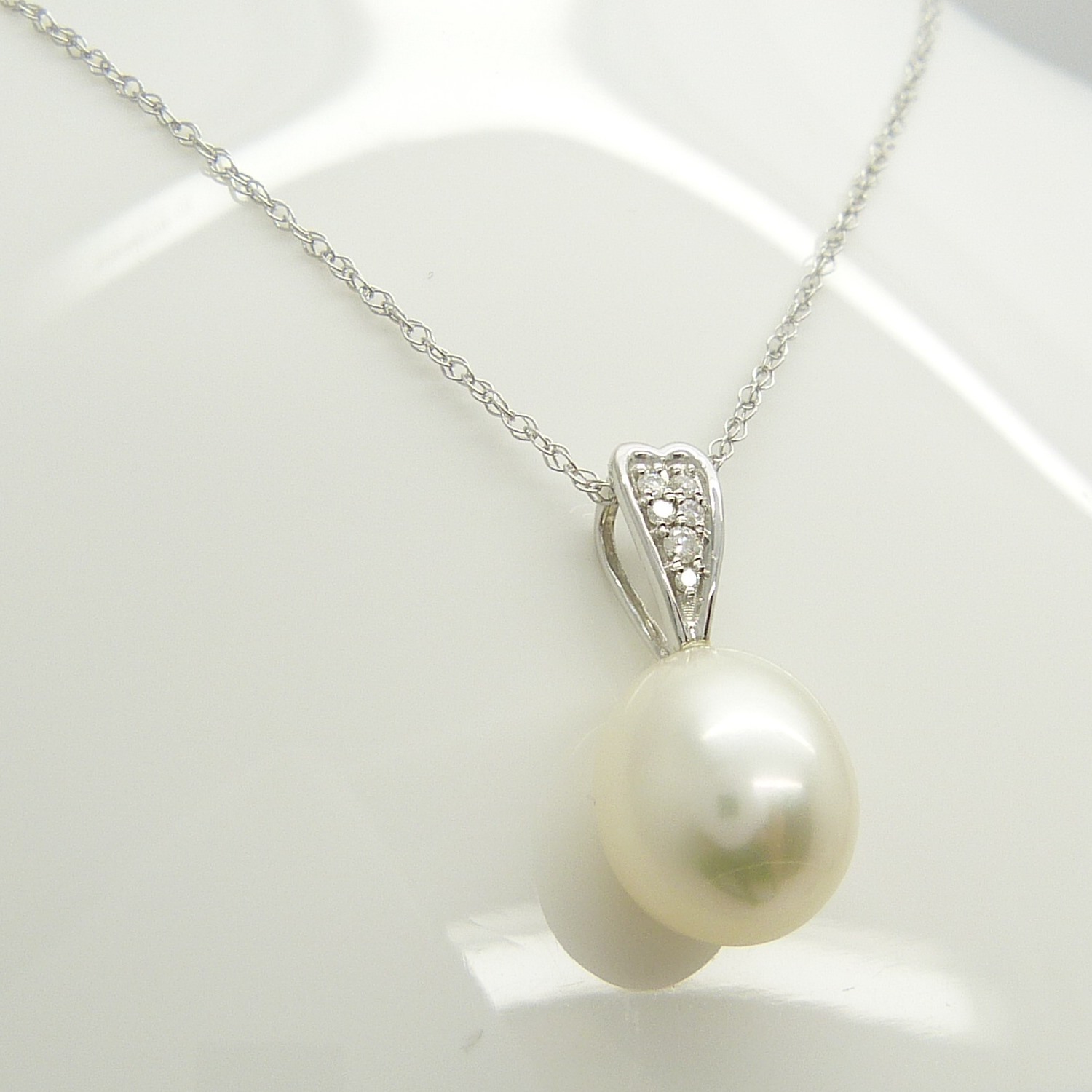 White Gold Necklace. Pendant Features An Oval Cultured Pearl and Diamond-Set Bale - Image 2 of 6