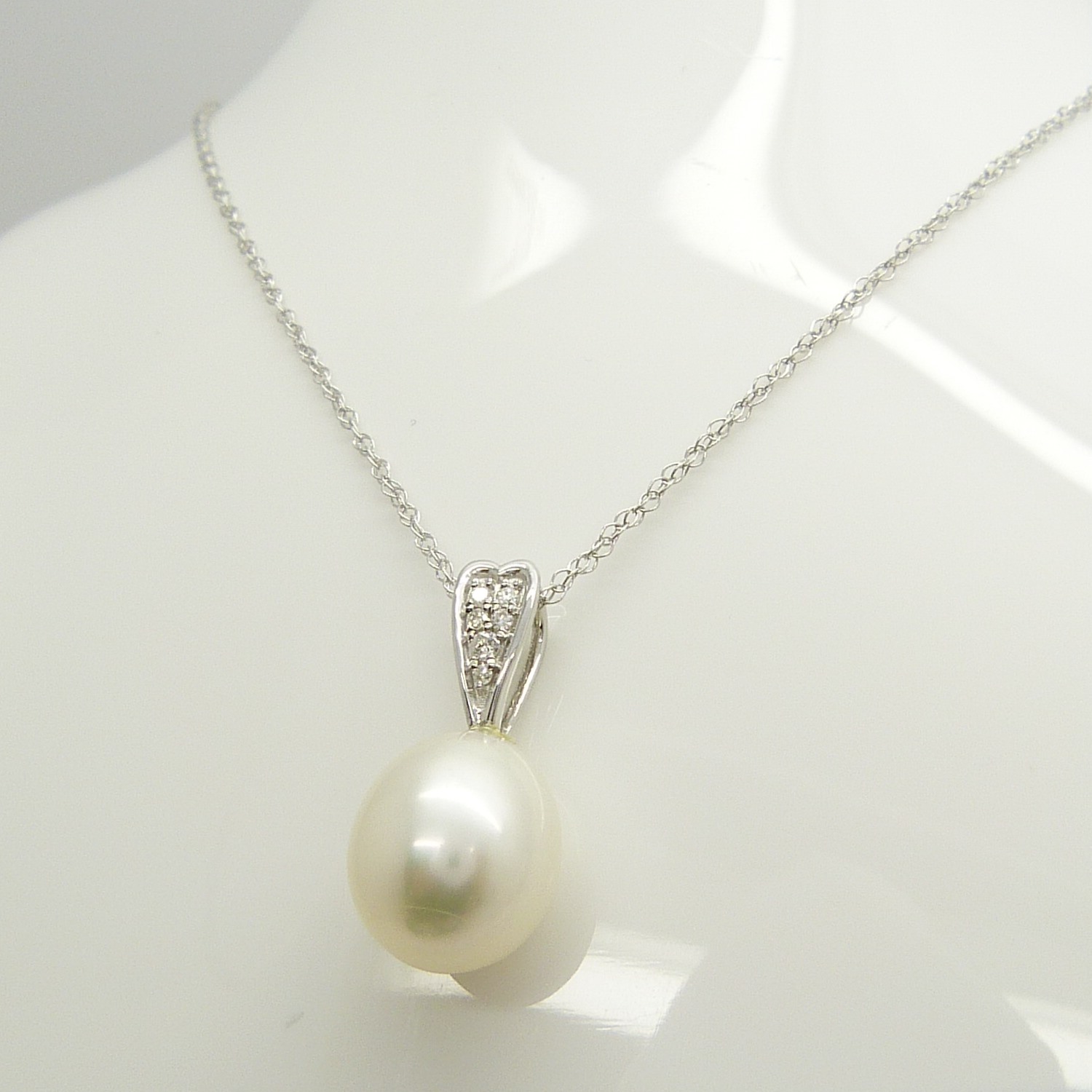 White Gold Necklace. Pendant Features An Oval Cultured Pearl and Diamond-Set Bale - Image 4 of 6