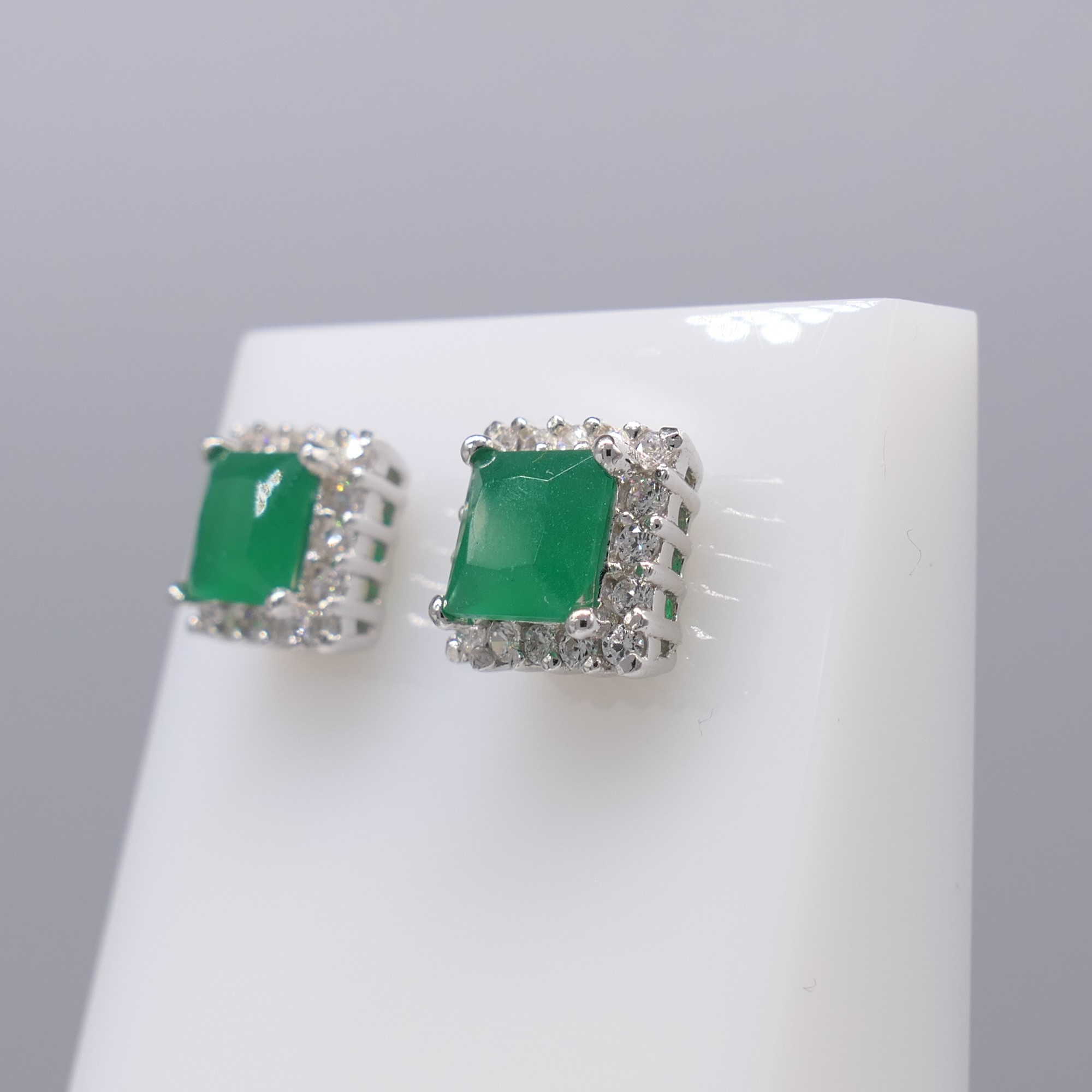 Pair of Silver Square-Set Green and White Cubic Zirconia Ear Studs - Image 4 of 6