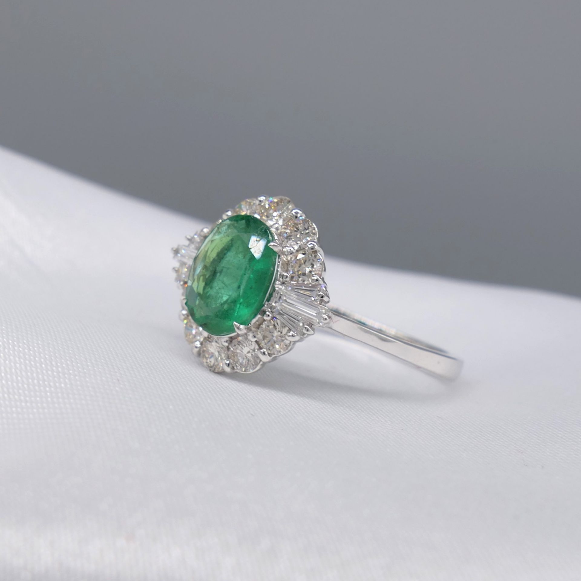 Stylish 1.05 Carat Emerald and Diamond Dress Ring In 18 Carat White Gold - Image 7 of 8