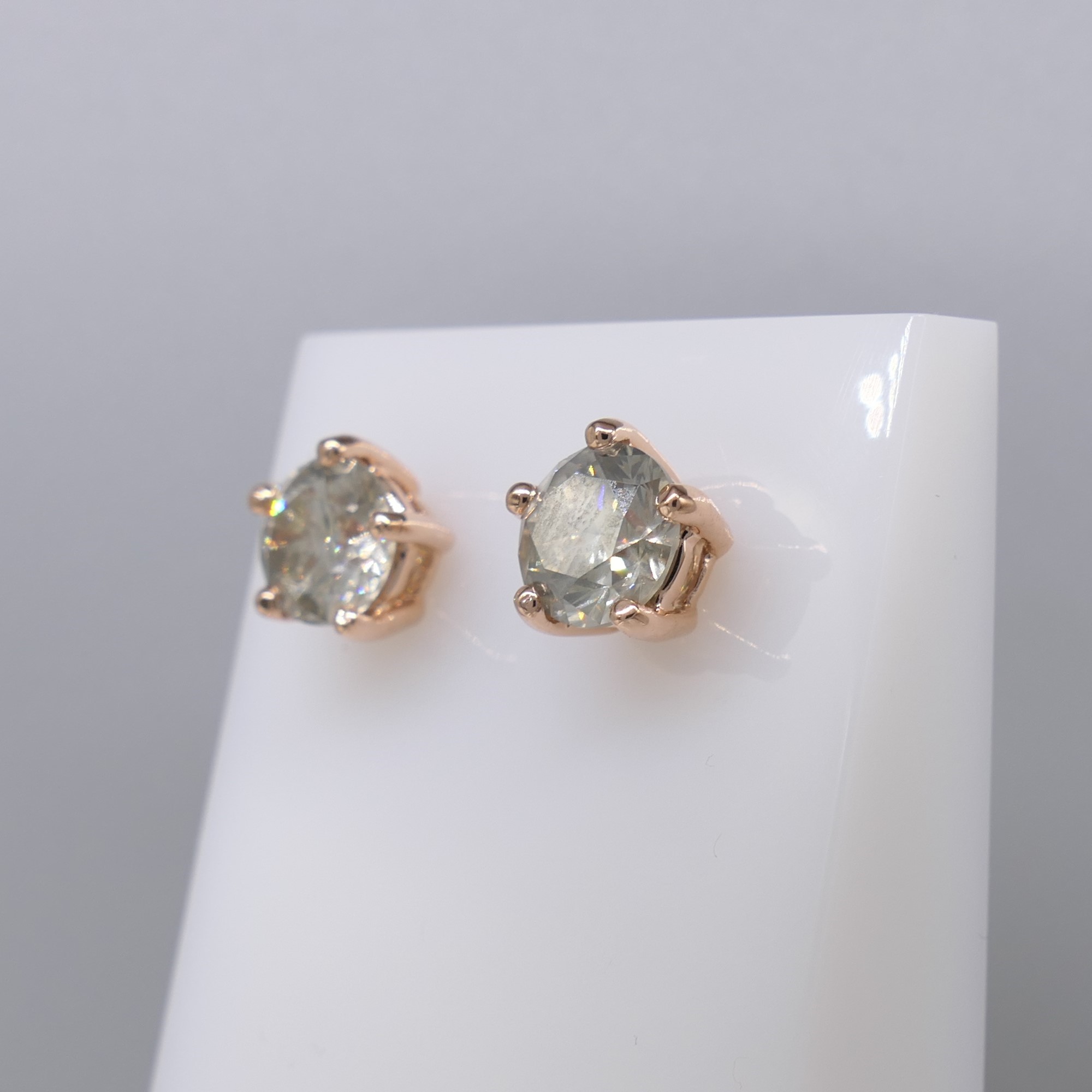Pair of 18K Rose Gold 1.80 Carat Round Brilliant-Cut Diamond Solitaire Ear Studs - Image 5 of 8