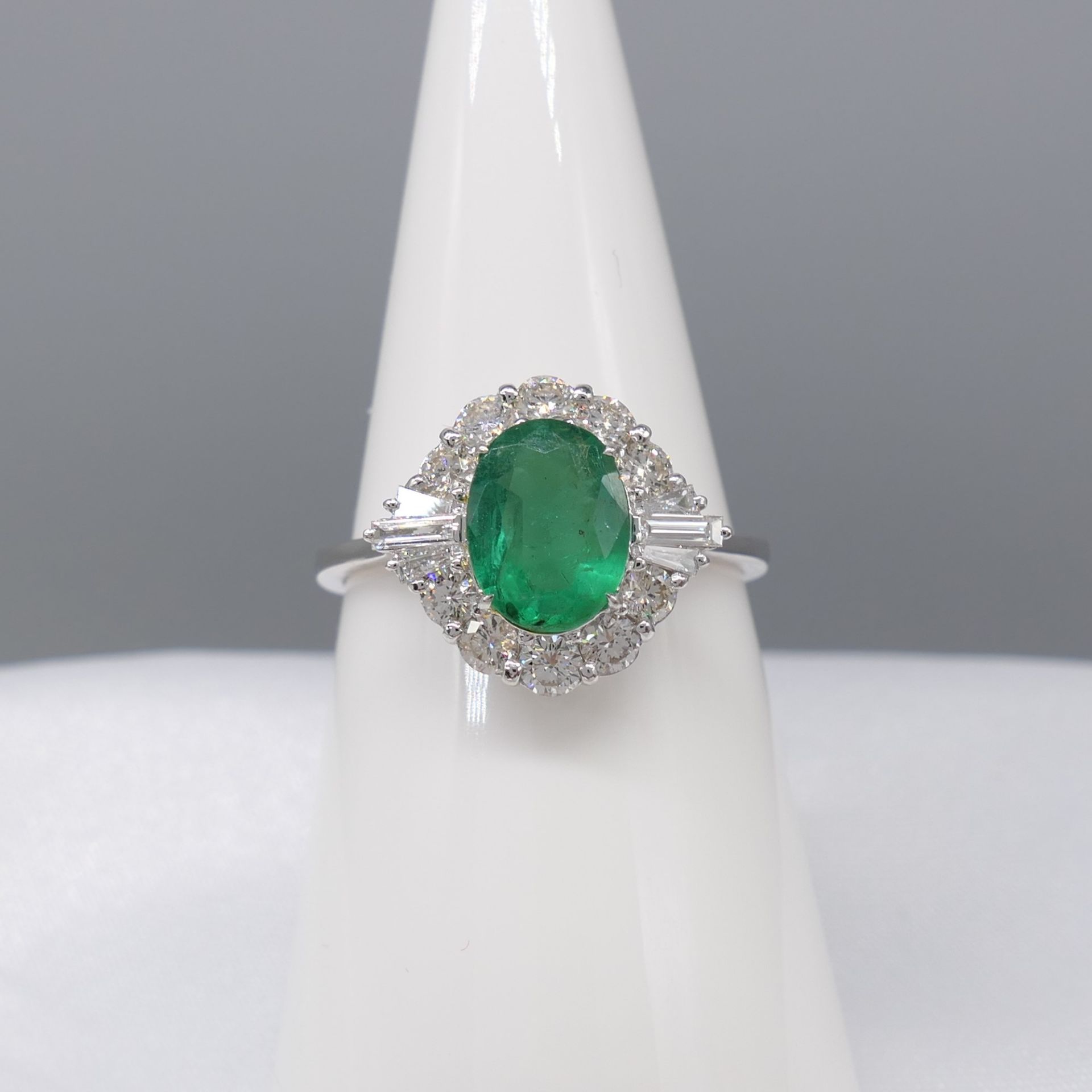 Stylish 1.05 Carat Emerald and Diamond Dress Ring In 18 Carat White Gold - Image 5 of 8