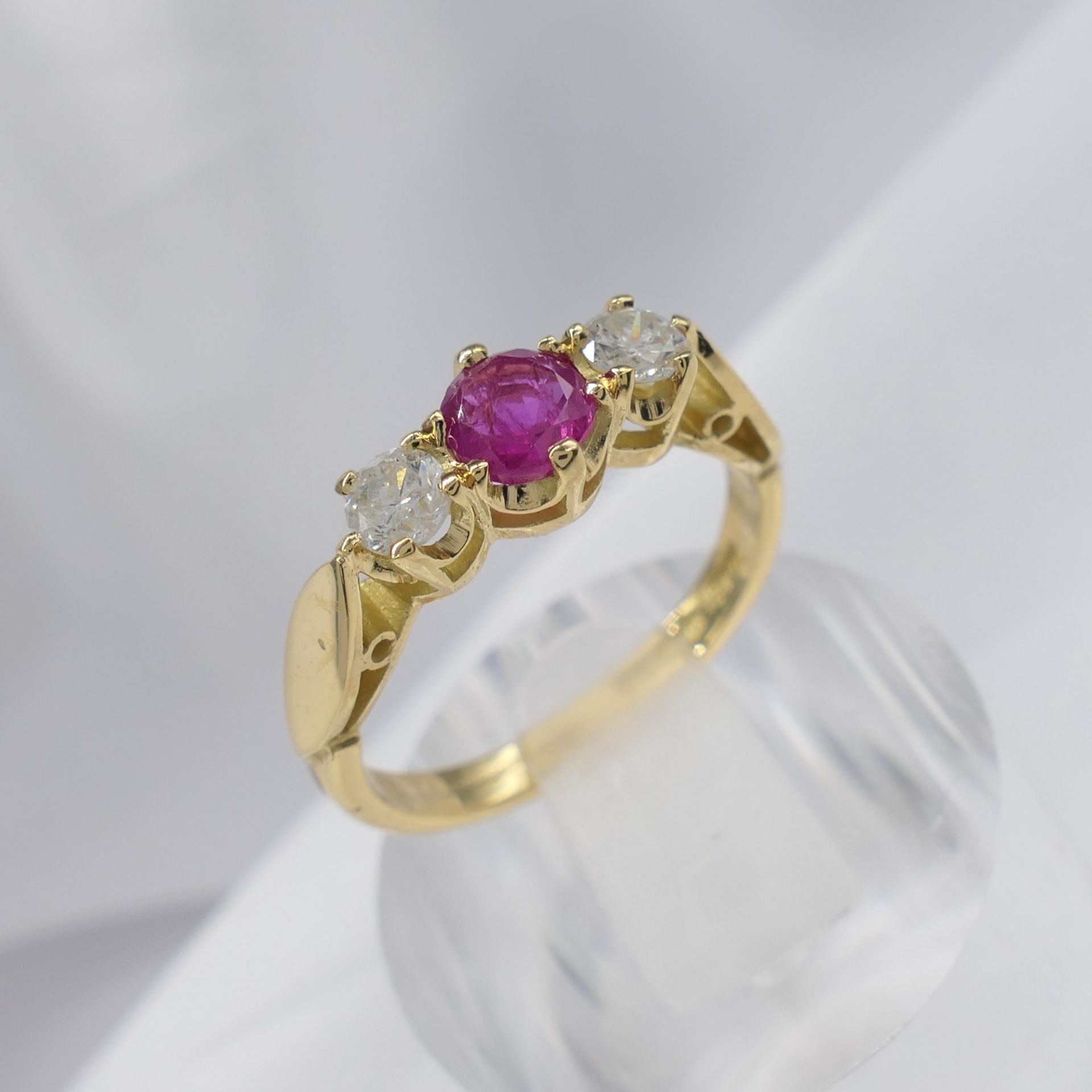 Vintage 18 Carat Ruby and Diamond 3 Stone Yellow Gold Ring - Image 5 of 7