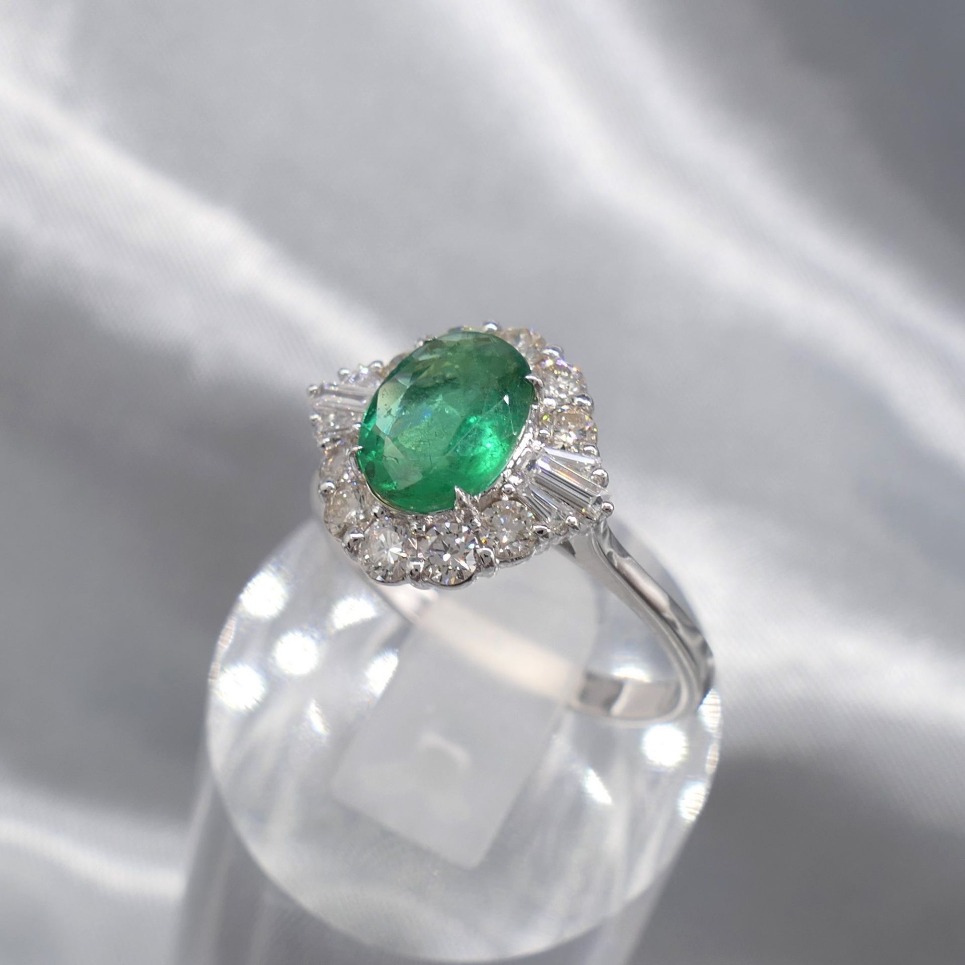 Stylish 1.05 Carat Emerald and Diamond Dress Ring In 18 Carat White Gold - Image 3 of 8