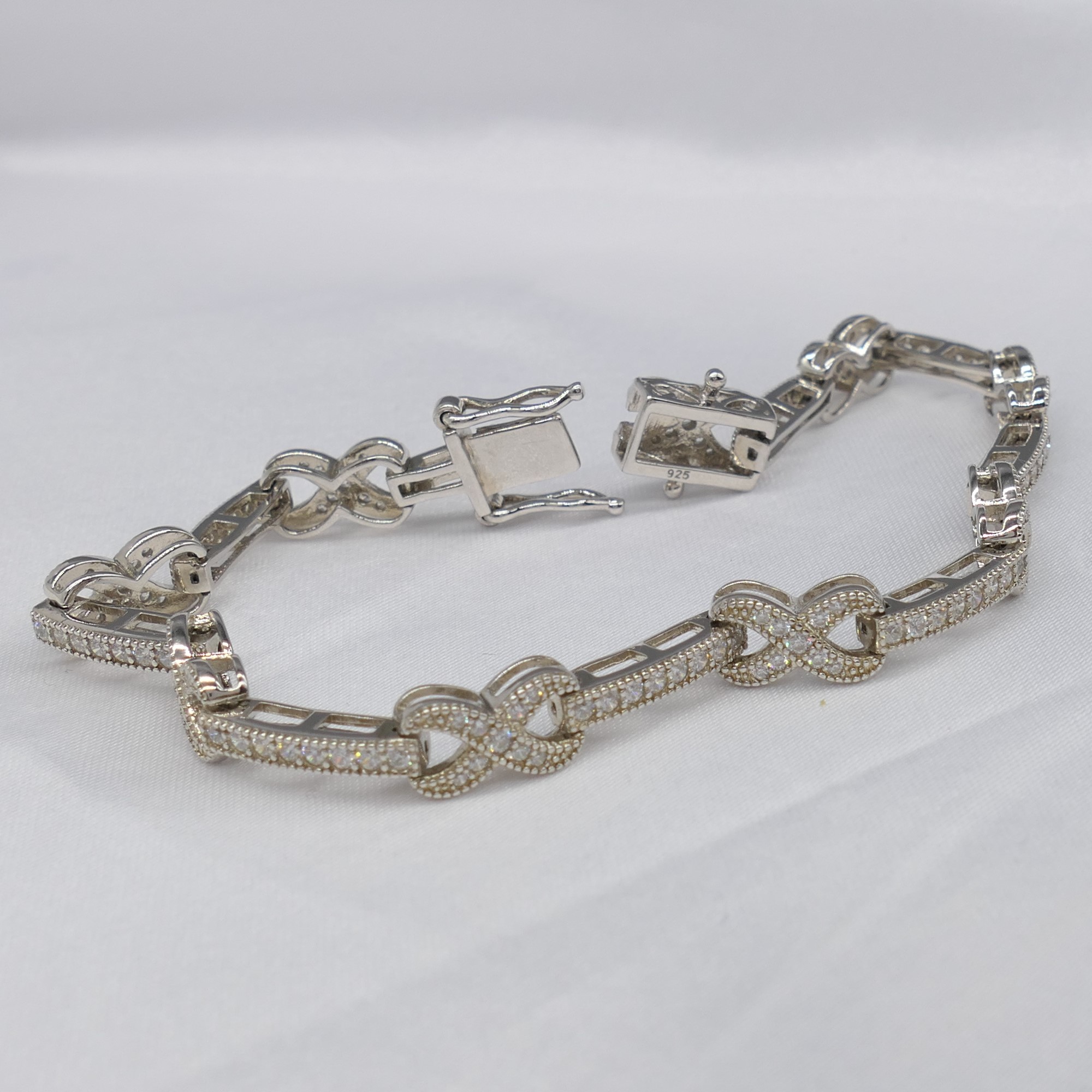 Stylish Serling Silver Ribbon-Style Bracelet, Gem Set - Image 4 of 7