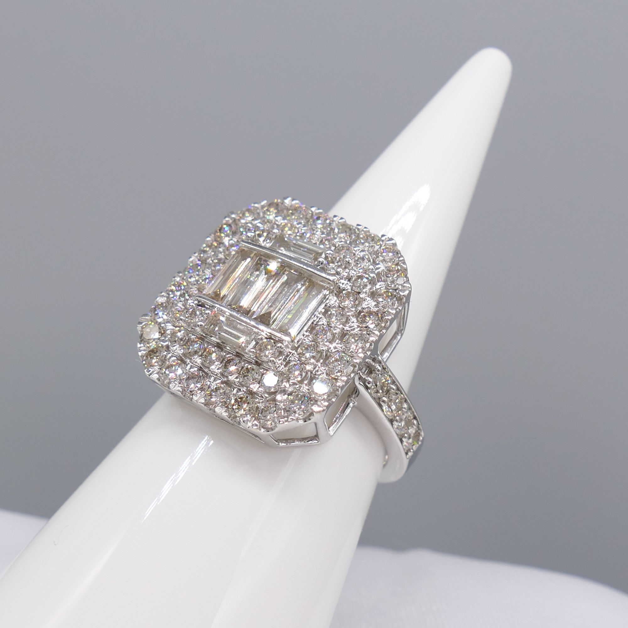 Large and Impressive White Gold 2.75 Carat Diamond Cocktail Ring - Image 4 of 8