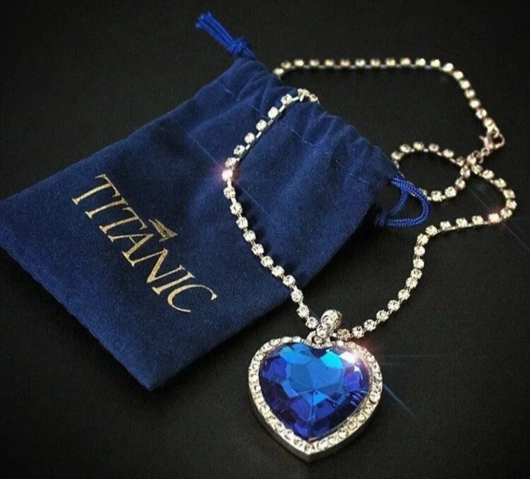 Titanic Heart of The Ocean Pendant Necklace and Velvet Pouch