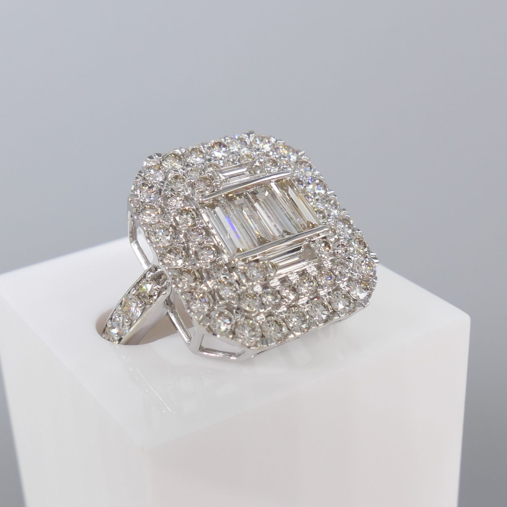 Large and Impressive White Gold 2.75 Carat Diamond Cocktail Ring - Image 2 of 8