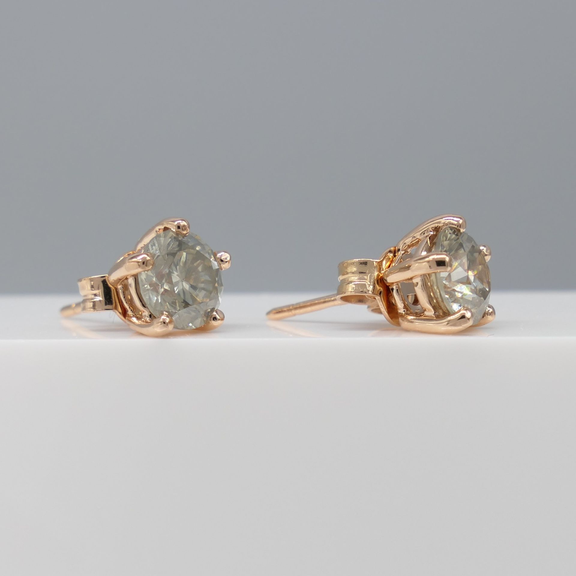 Pair of 18K Rose Gold 1.80 Carat Round Brilliant-Cut Diamond Solitaire Ear Studs - Image 6 of 8