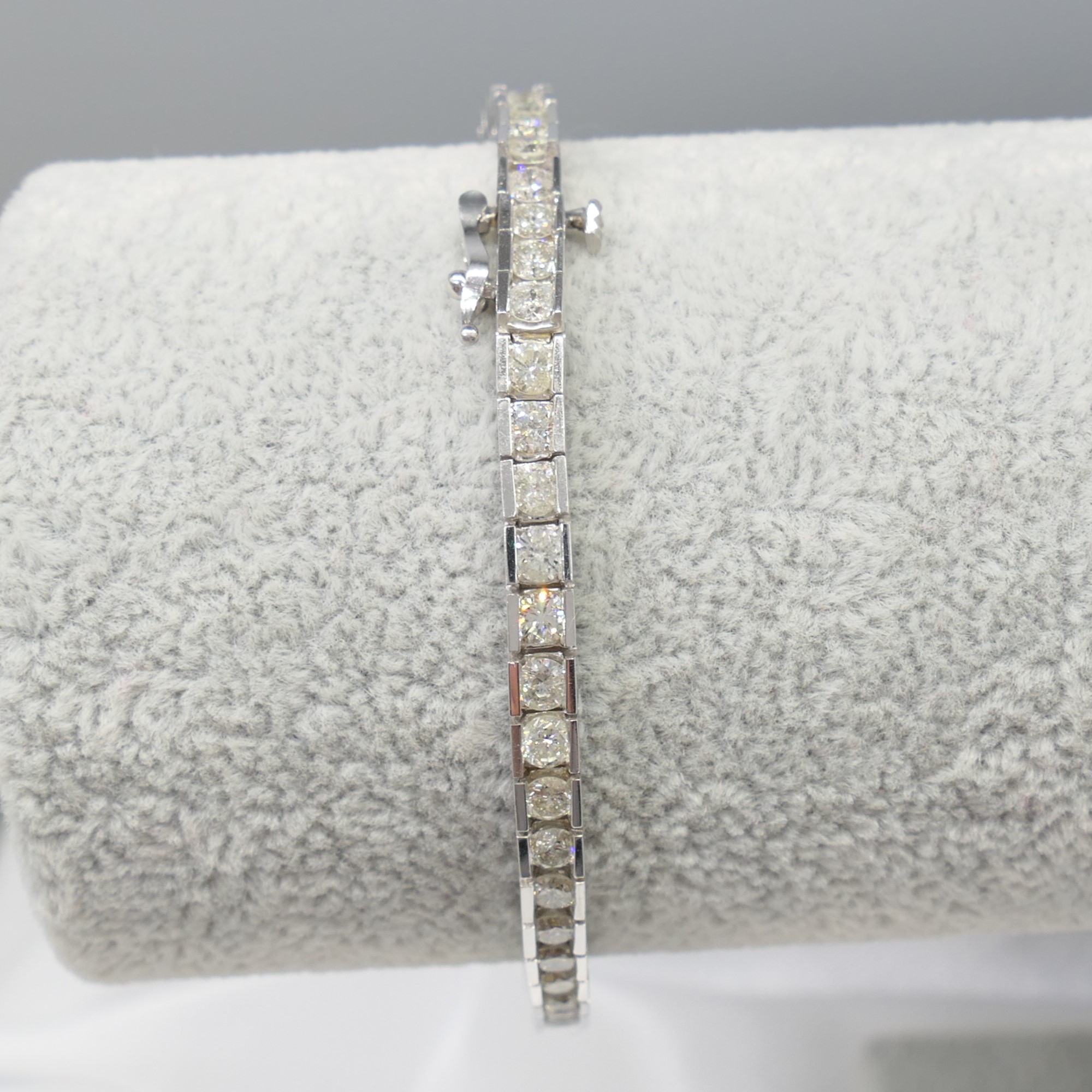 4.85 Carat Round Brilliant-Cut Diamond Bracelet In 14K White Gold - Image 8 of 8