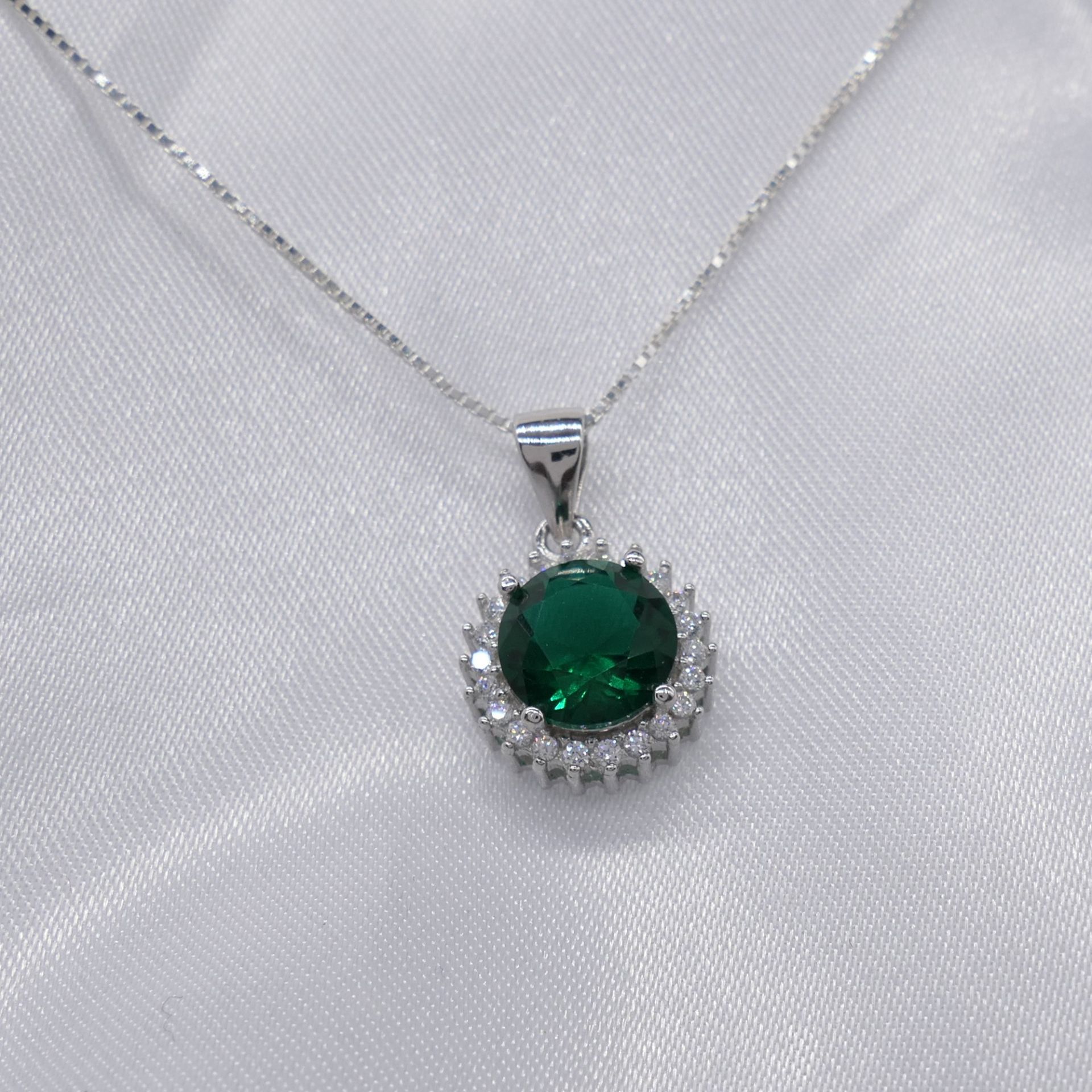 Green Gem Pendant and Chain In Sterling Silver - Image 2 of 6