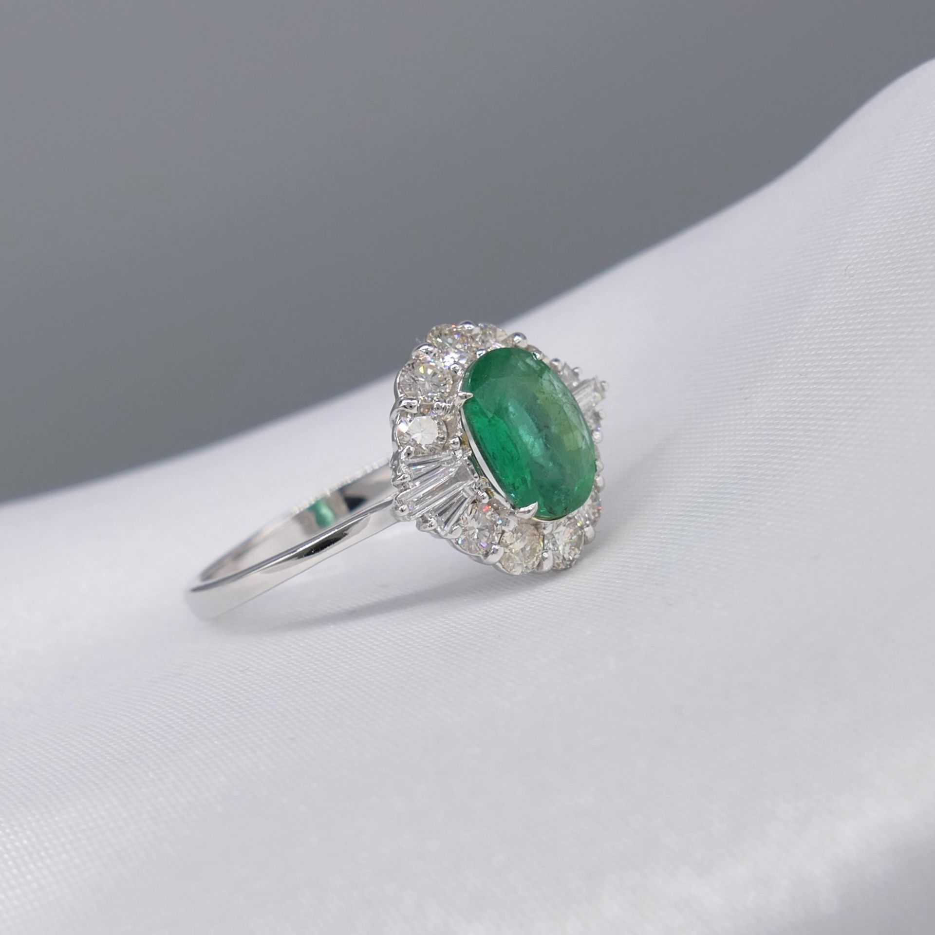 Stylish 1.05 Carat Emerald and Diamond Dress Ring In 18 Carat White Gold - Image 2 of 8