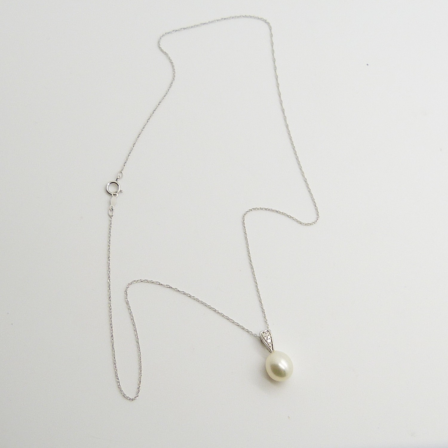 White Gold Necklace. Pendant Features An Oval Cultured Pearl and Diamond-Set Bale - Image 6 of 6