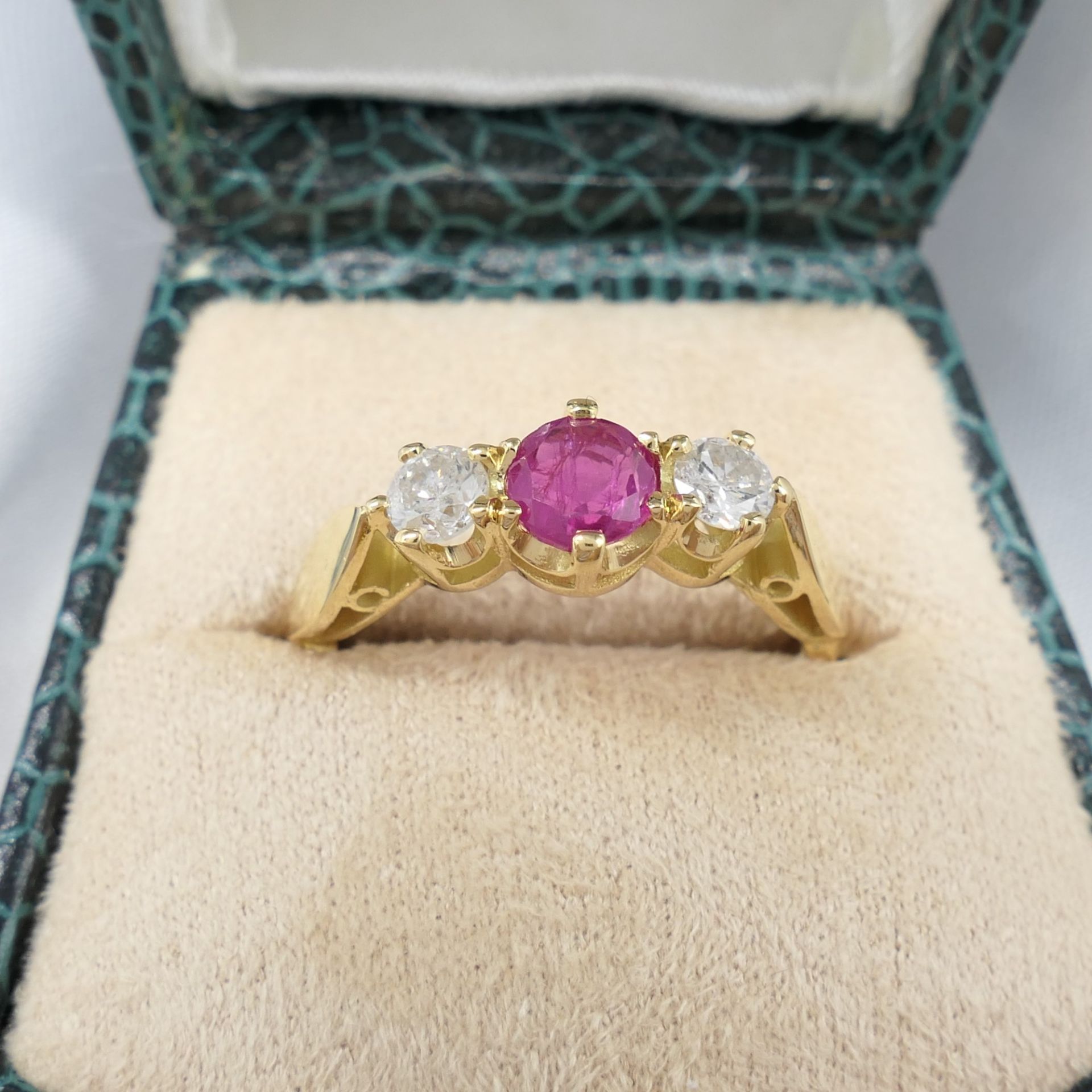 Vintage 18 Carat Ruby and Diamond 3 Stone Yellow Gold Ring - Image 7 of 7