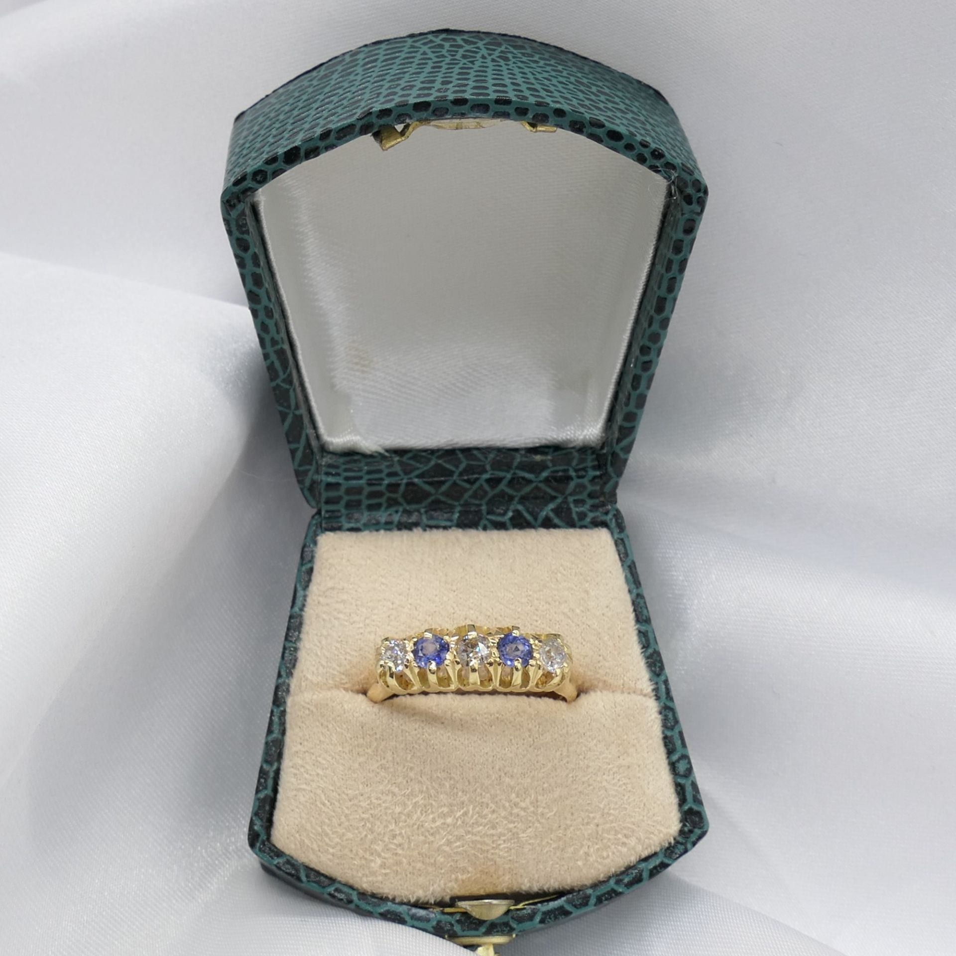 Antique Victorian Sapphire and Old-Cut Diamond Ring In Yellow Gold - Image 6 of 8