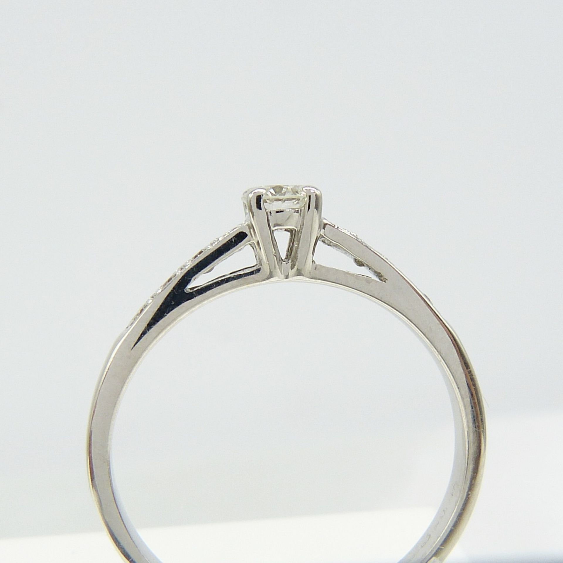 18K White Gold Diamond Solitaire-Style Ring, With Further Diamonds Set To The Shoulders - Image 2 of 7