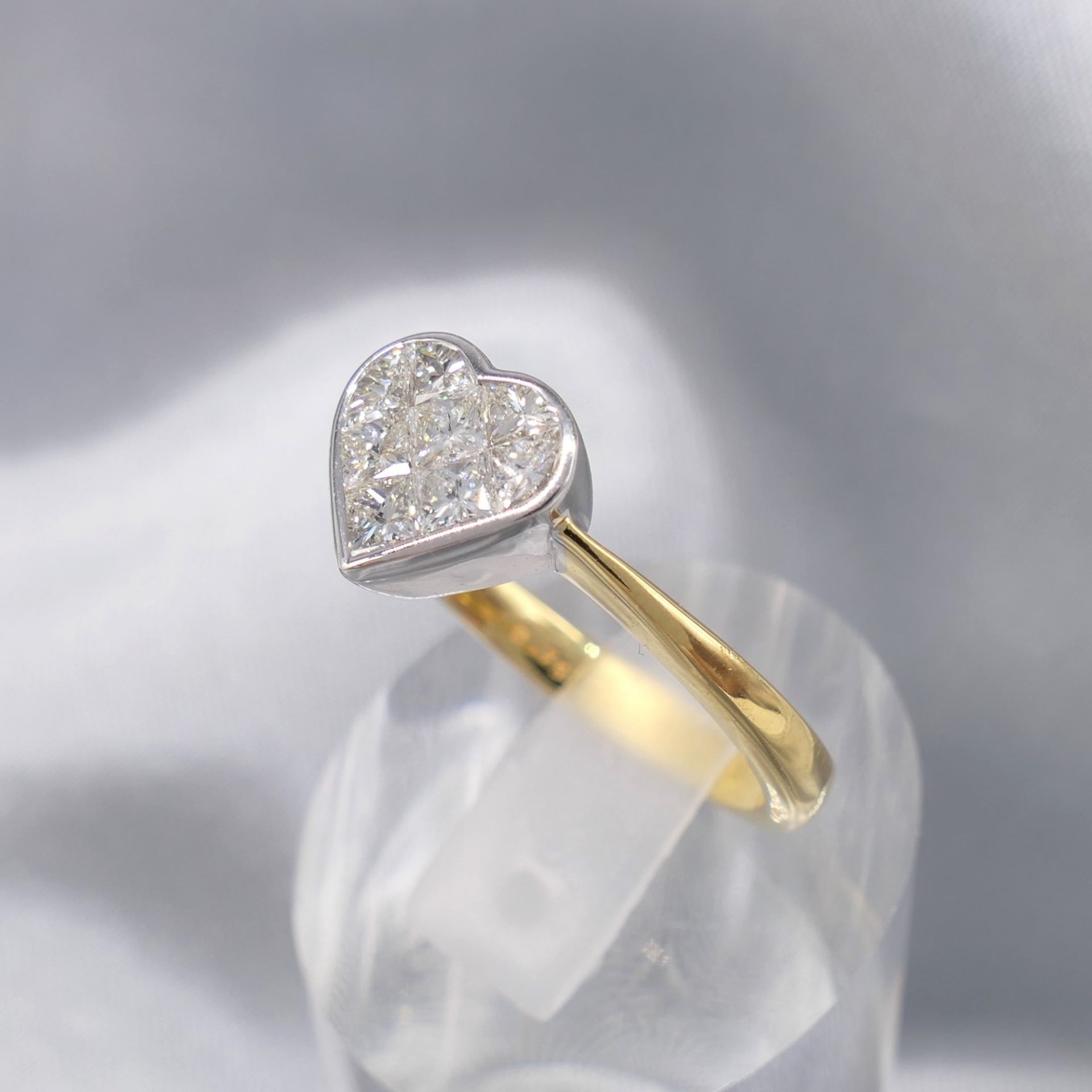 18Ct Yellow Gold 0.75 Carat Heart-Shaped Princess-Cut Diamond Ring - Image 2 of 7