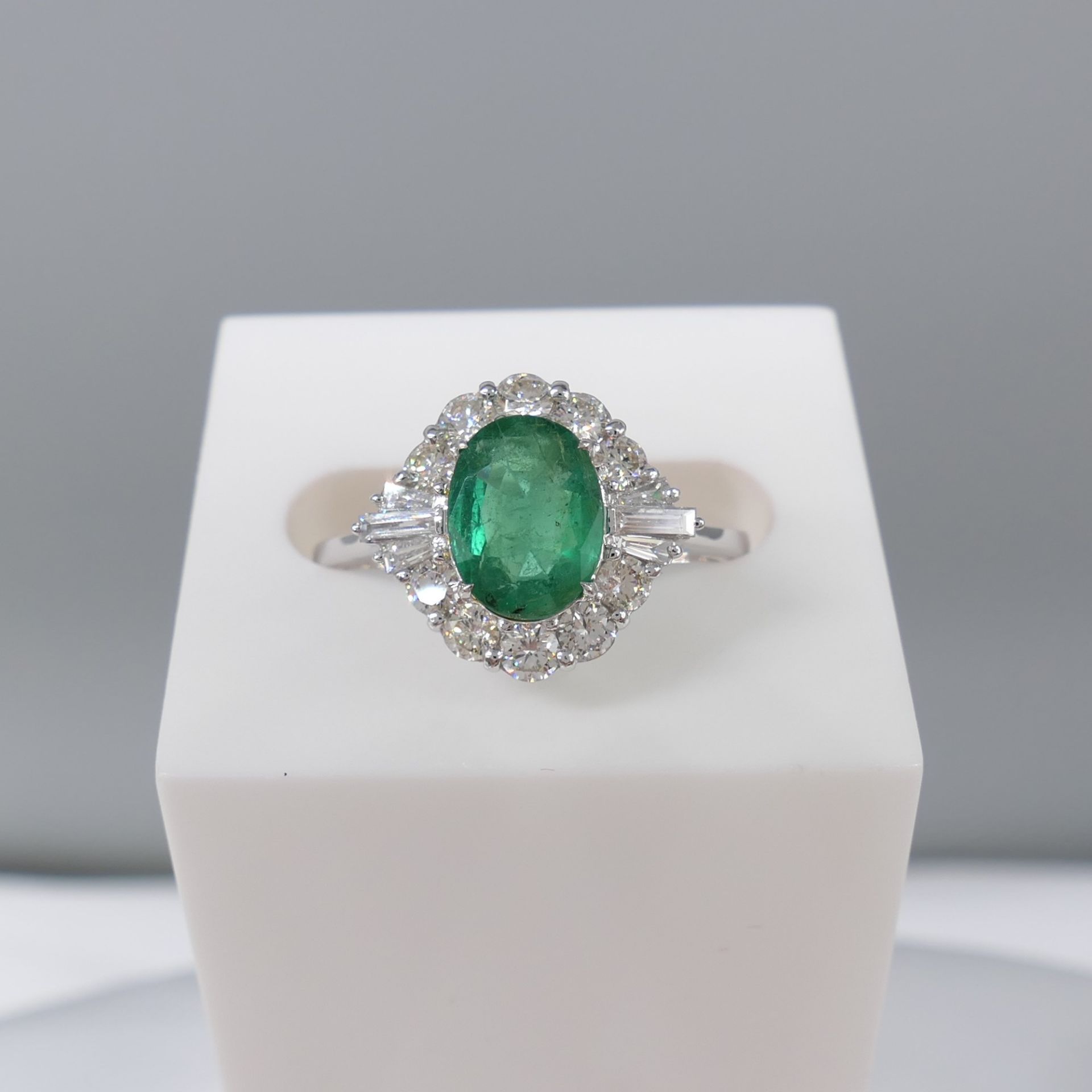 Stylish 1.05 Carat Emerald and Diamond Dress Ring In 18 Carat White Gold - Image 8 of 8