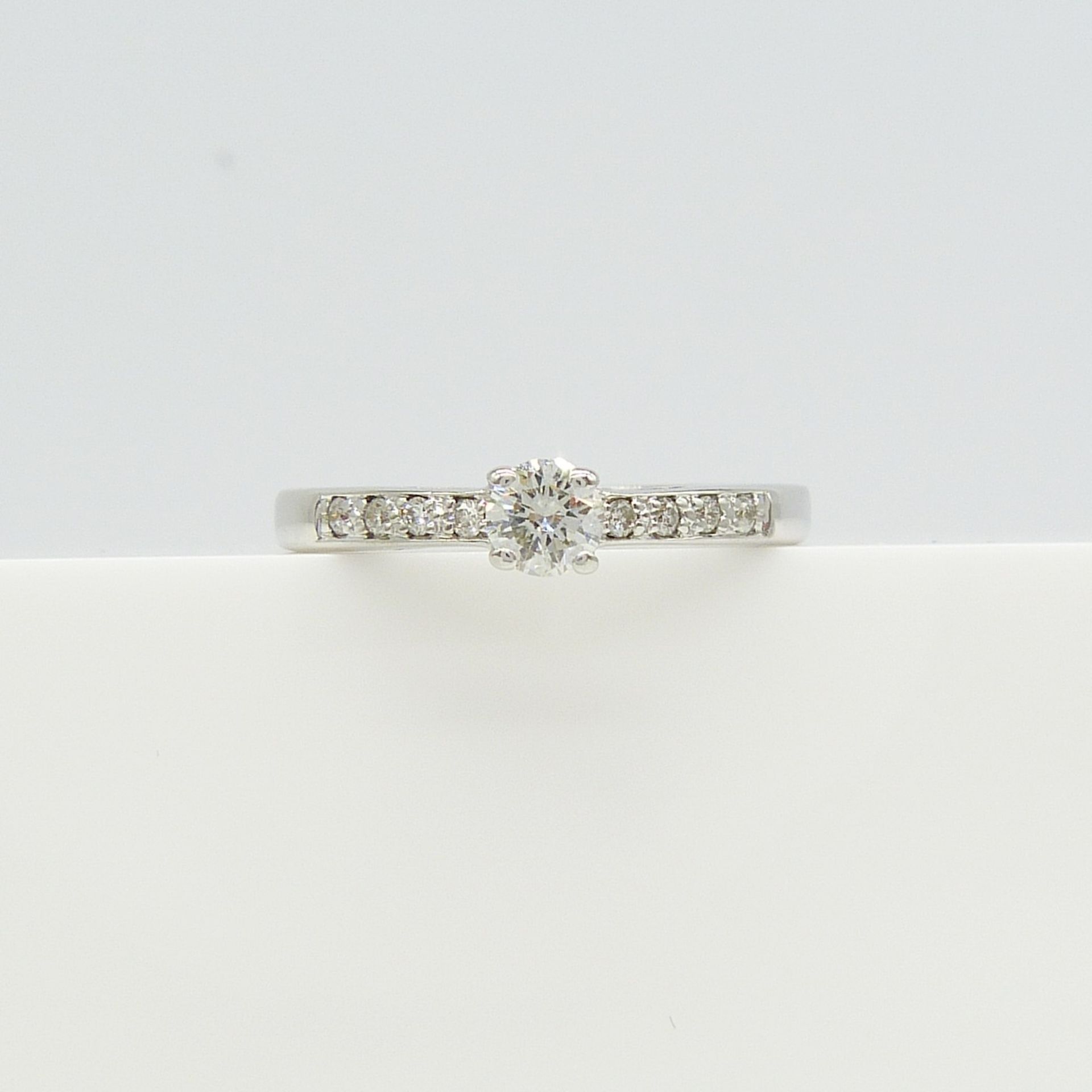 18K White Gold Diamond Solitaire-Style Ring, With Further Diamonds Set To The Shoulders - Image 7 of 7