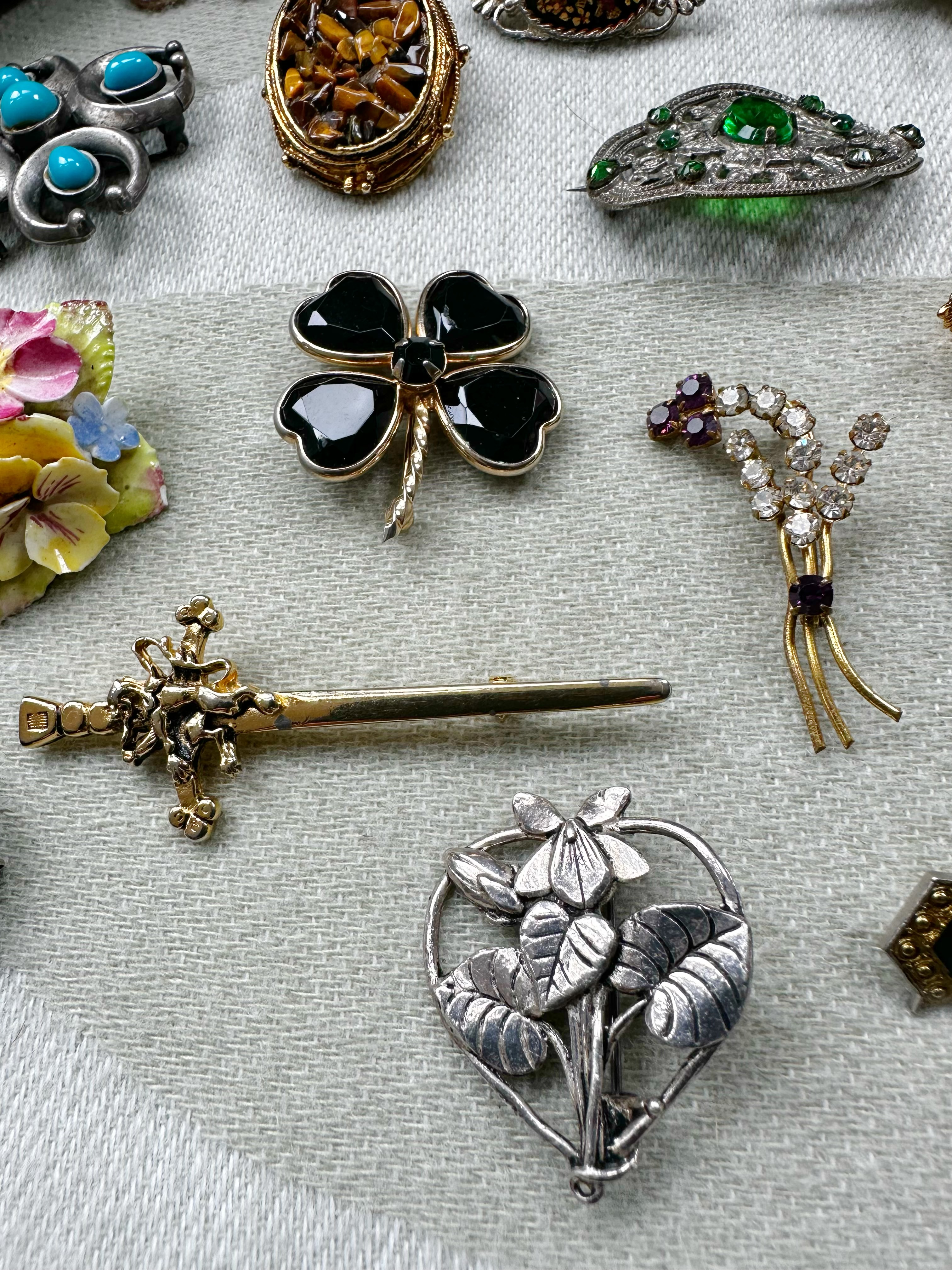 Vintage Brooches - Image 3 of 7