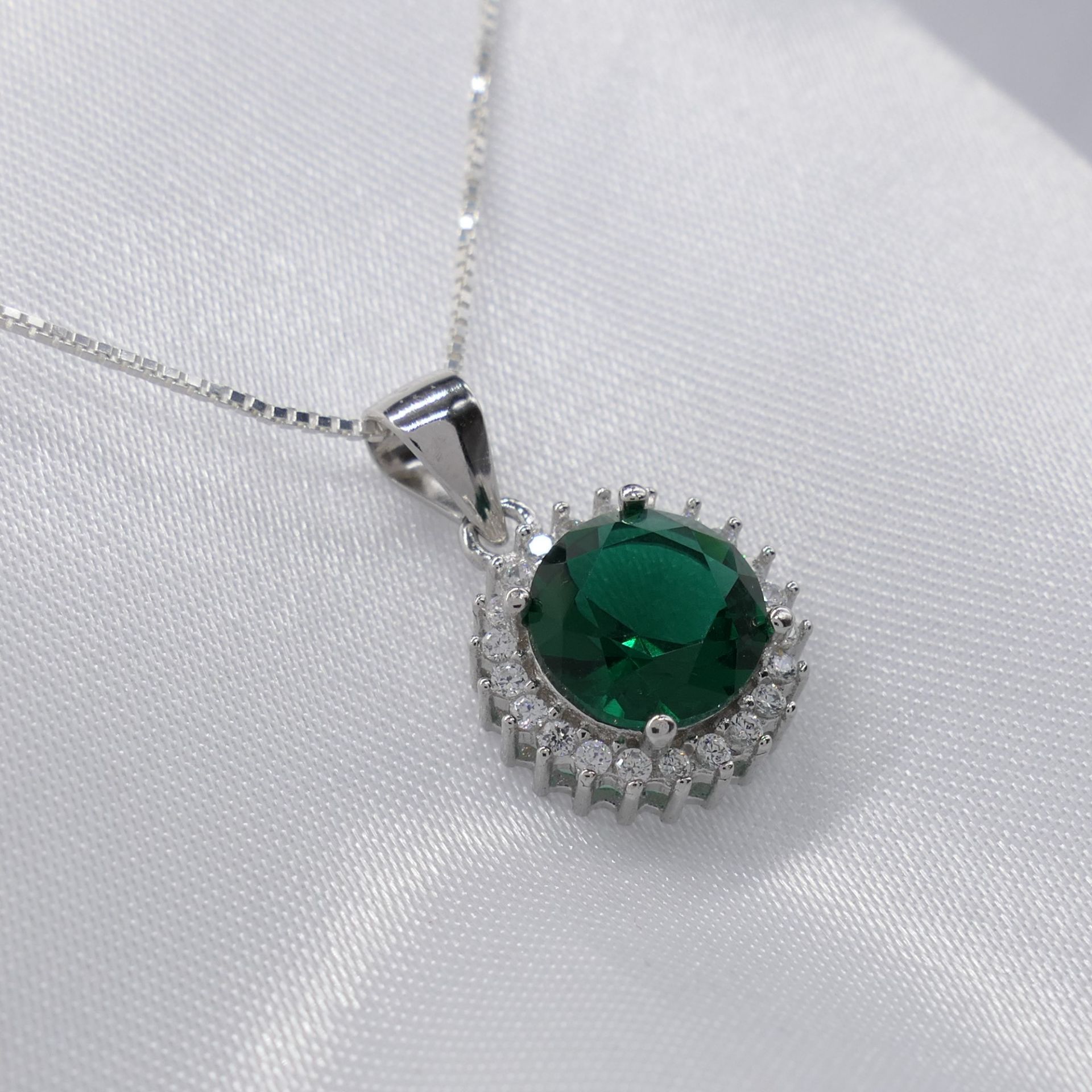 Green Gem Pendant and Chain In Sterling Silver - Image 3 of 6