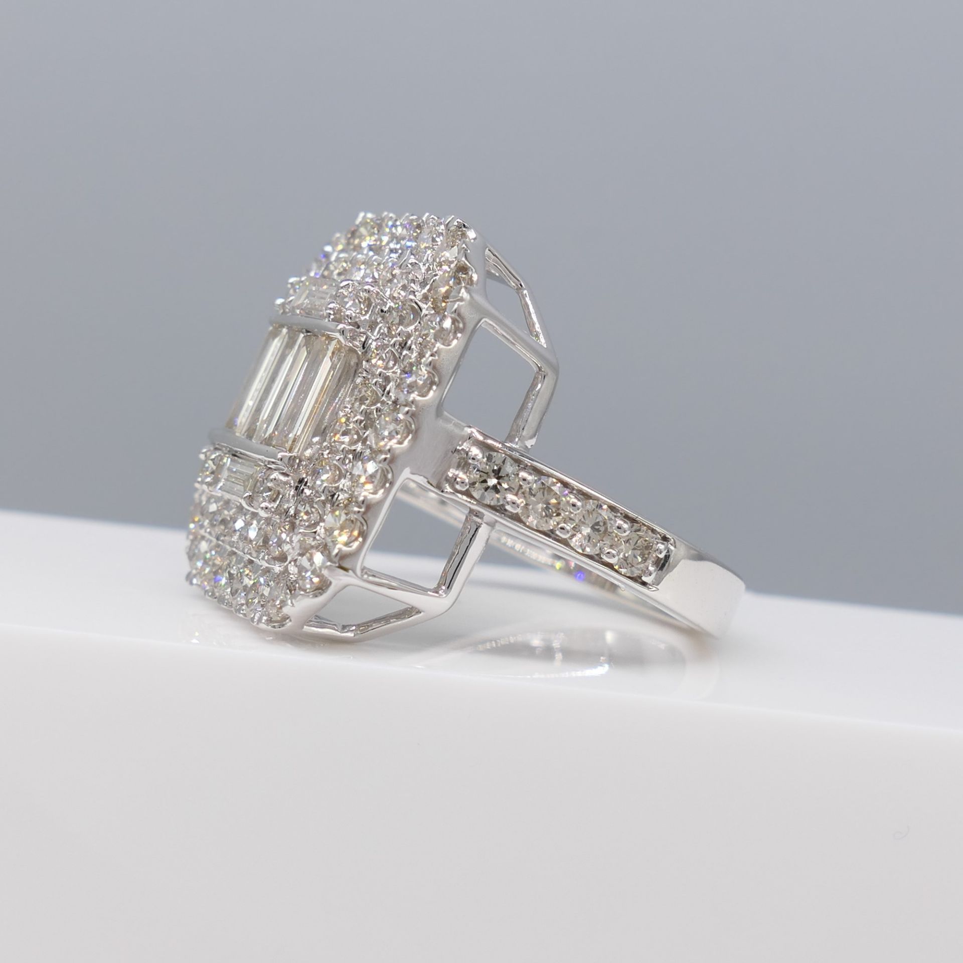 Large and Impressive White Gold 2.75 Carat Diamond Cocktail Ring - Image 3 of 8