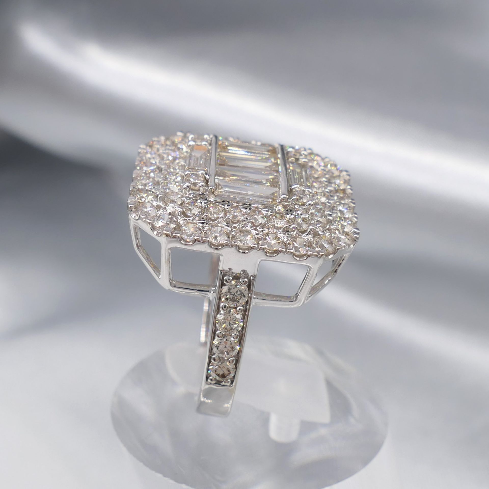 Large and Impressive White Gold 2.75 Carat Diamond Cocktail Ring - Image 5 of 8