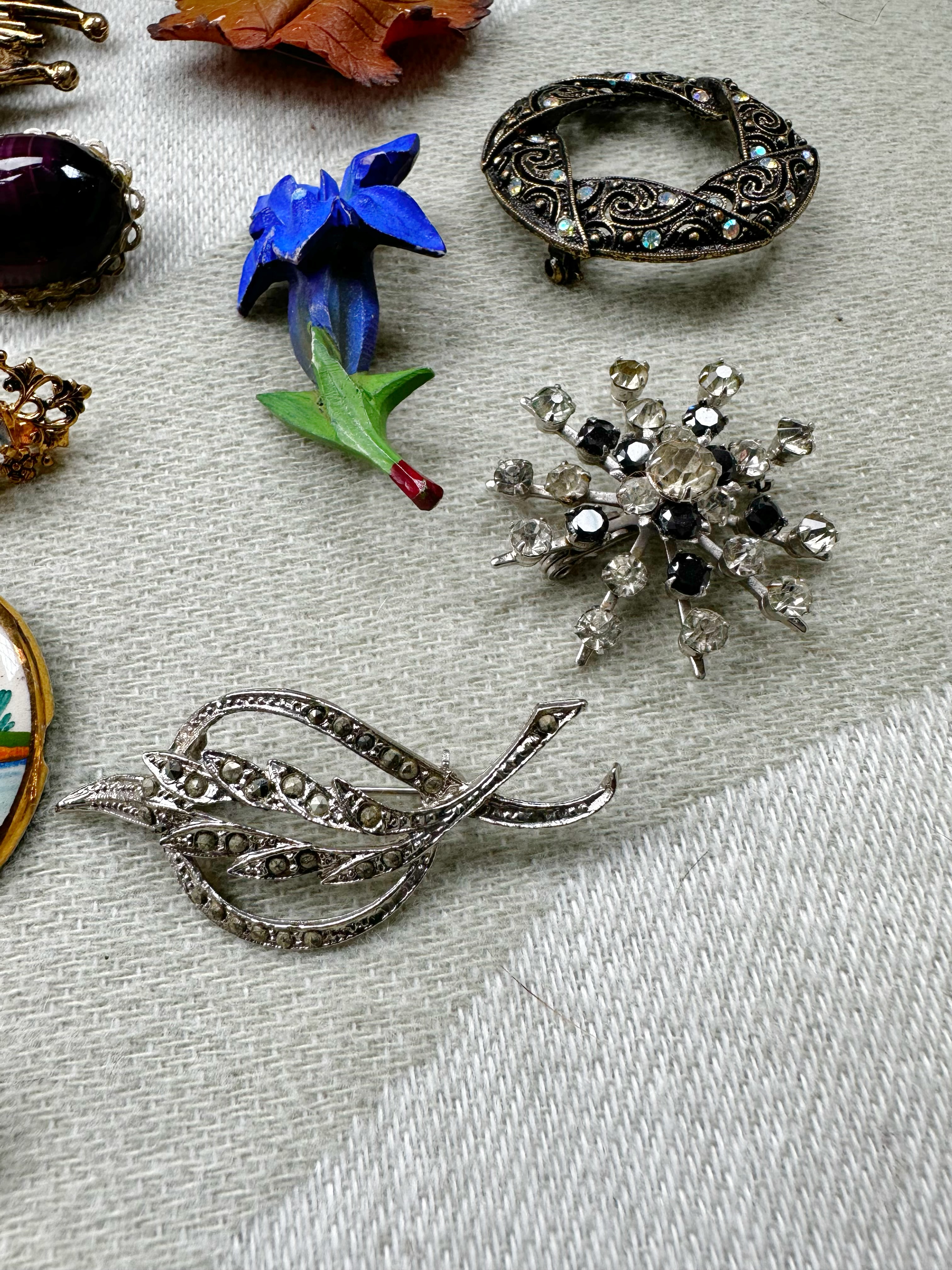 Vintage Brooches - Image 2 of 7