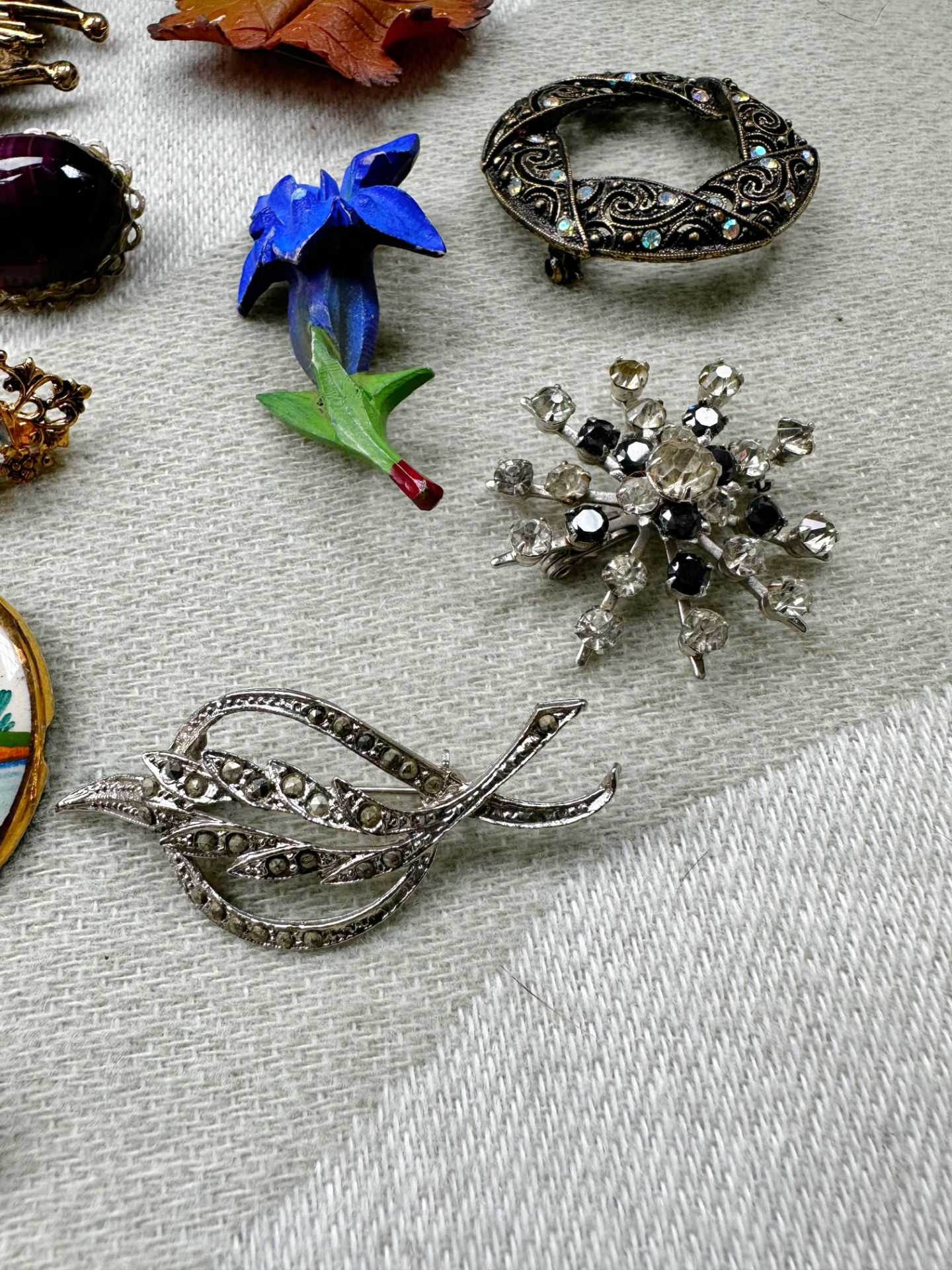 Vintage Brooches - Image 2 of 7