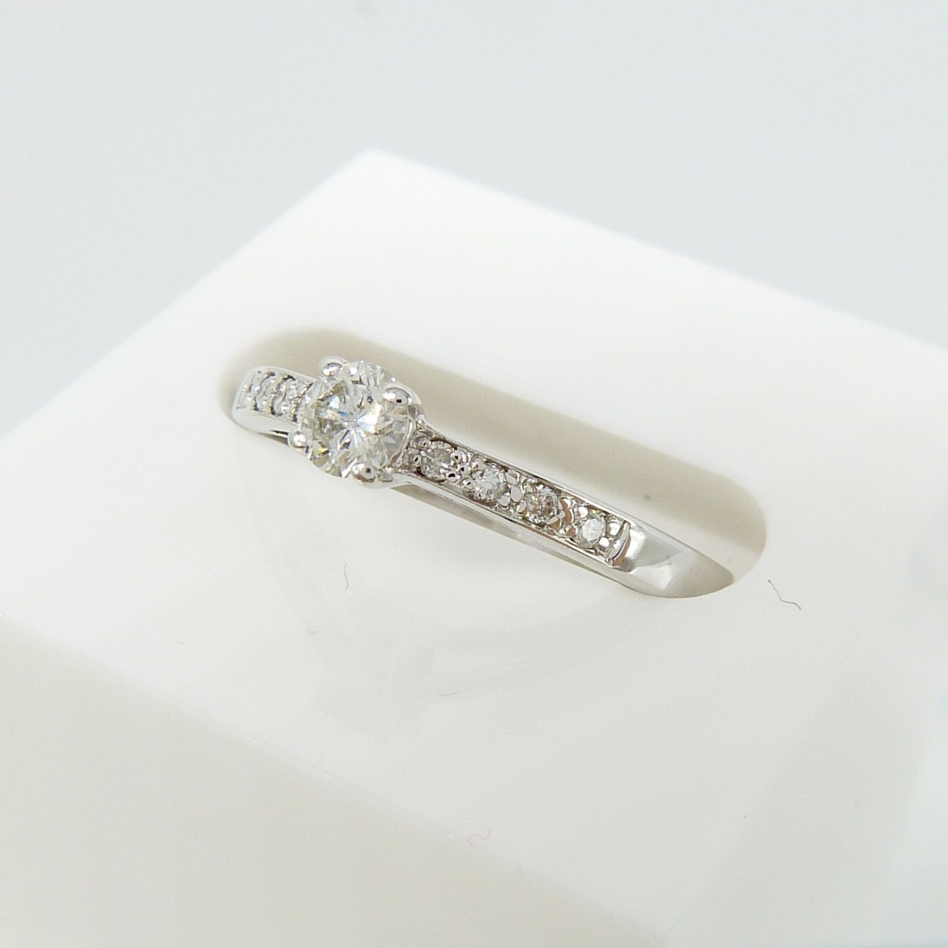 18K White Gold Diamond Solitaire-Style Ring, With Further Diamonds Set To The Shoulders - Image 6 of 7