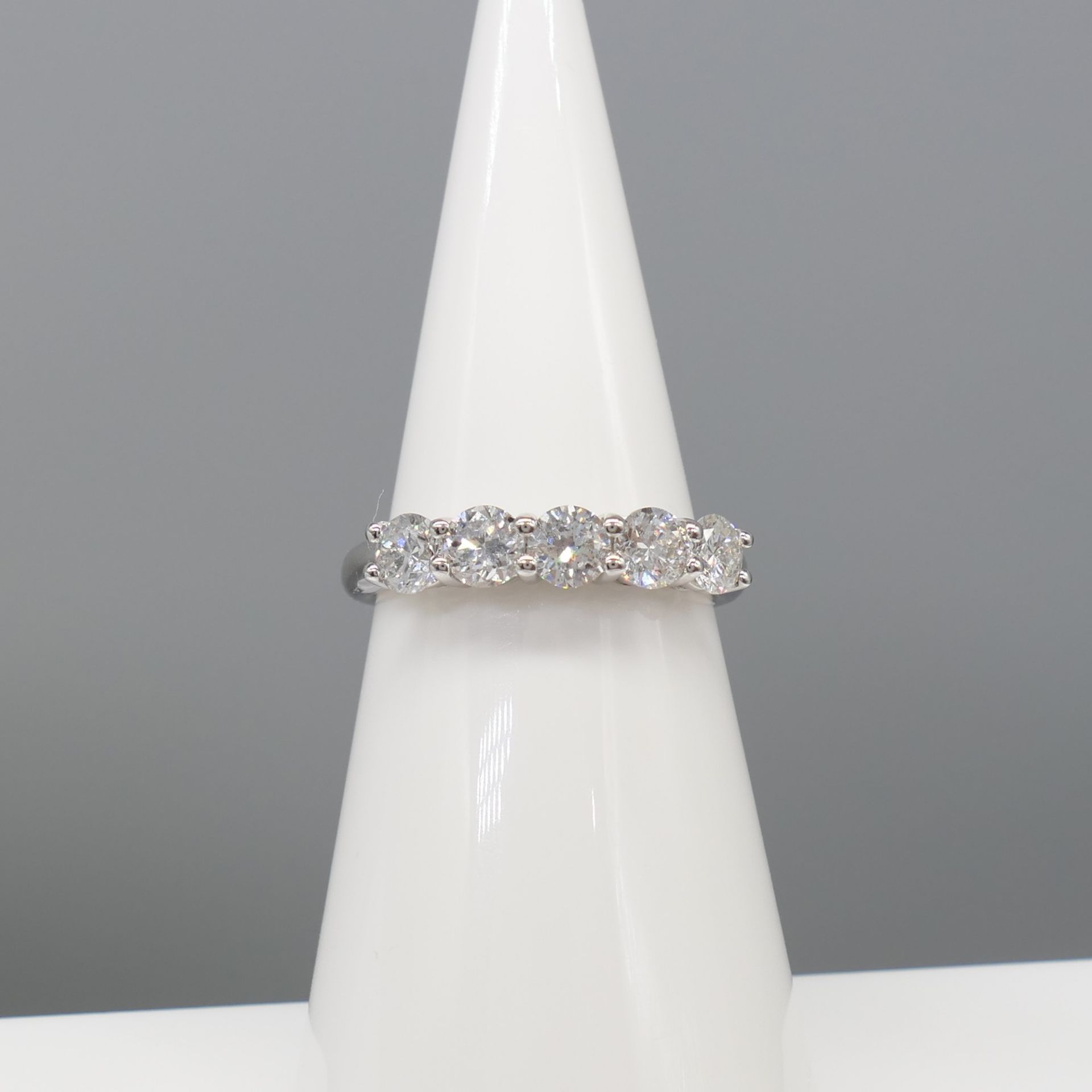 18K White Gold 1.09 Carat Round Brilliant-Cut Diamond 5-Stone Ring - Image 3 of 6