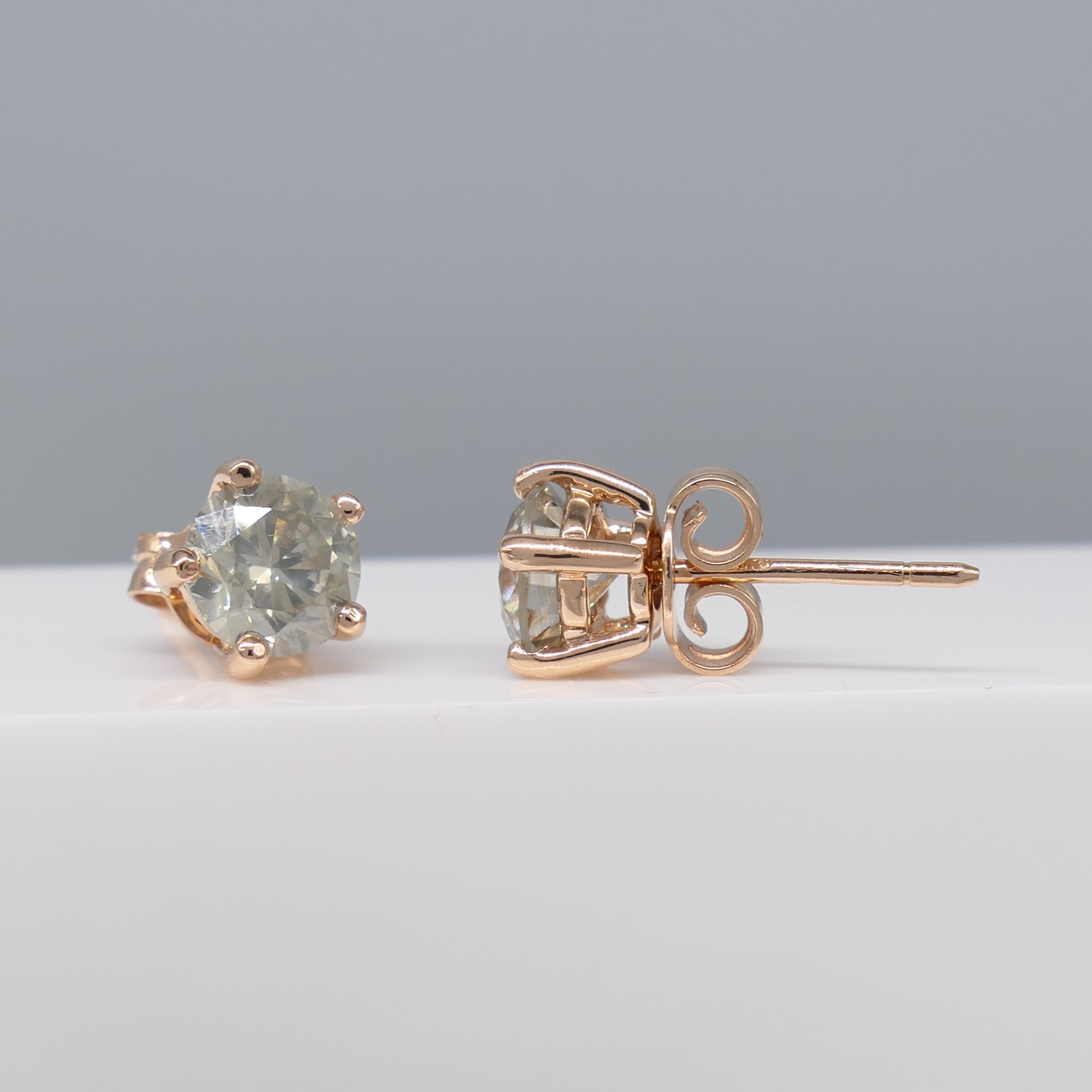 Pair of 18K Rose Gold 1.80 Carat Round Brilliant-Cut Diamond Solitaire Ear Studs - Image 4 of 8