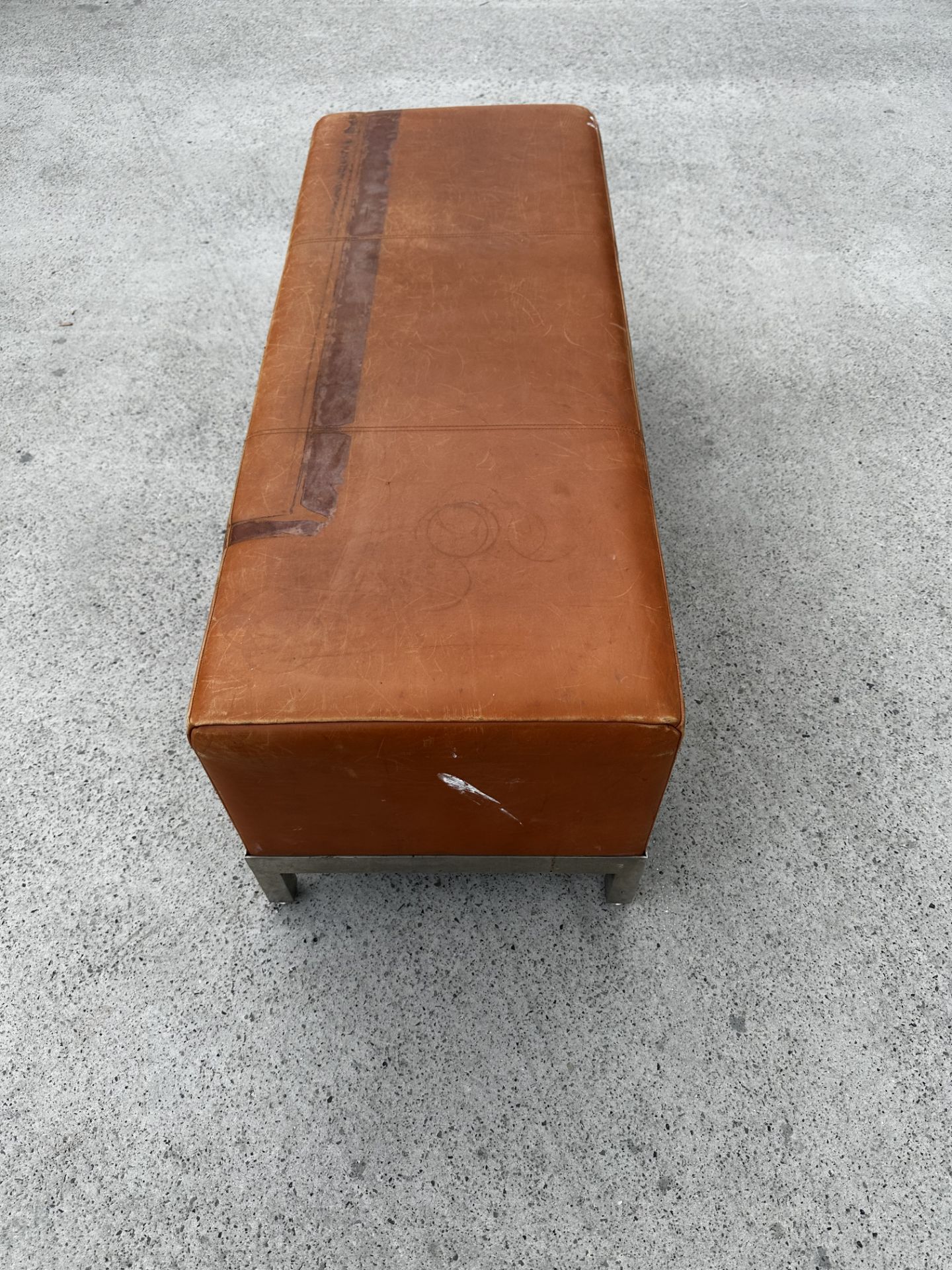 Vintage Look Leather Foot Stool 113*44*44cm Sourced From Luxury House Clearance - Bild 3 aus 3