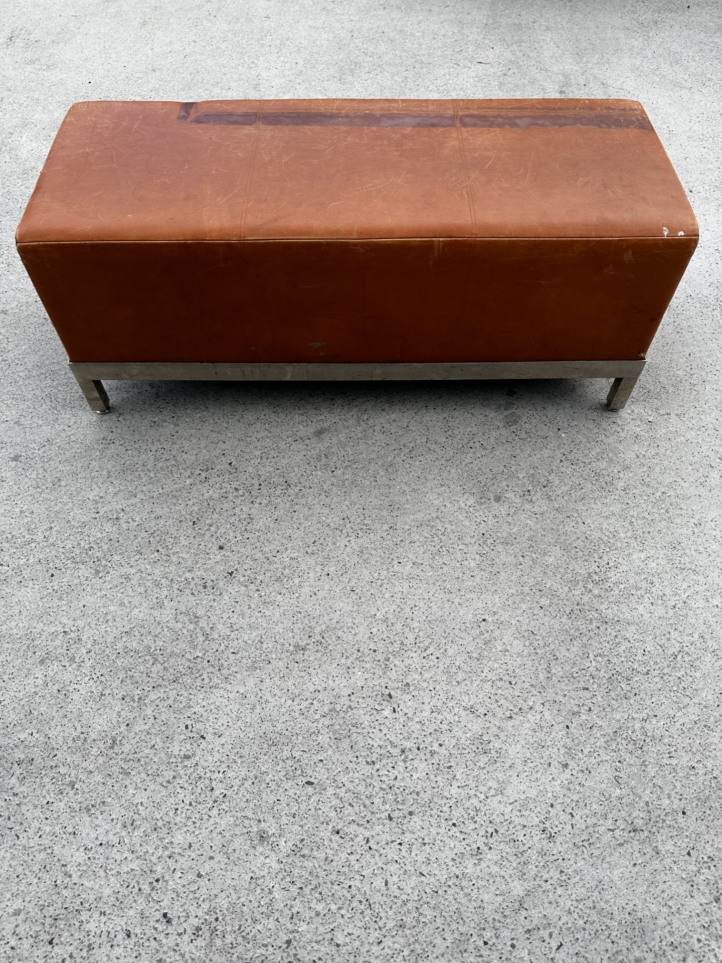 Vintage Look Leather Foot Stool 113*44*44cm Sourced From Luxury House Clearance - Bild 2 aus 3