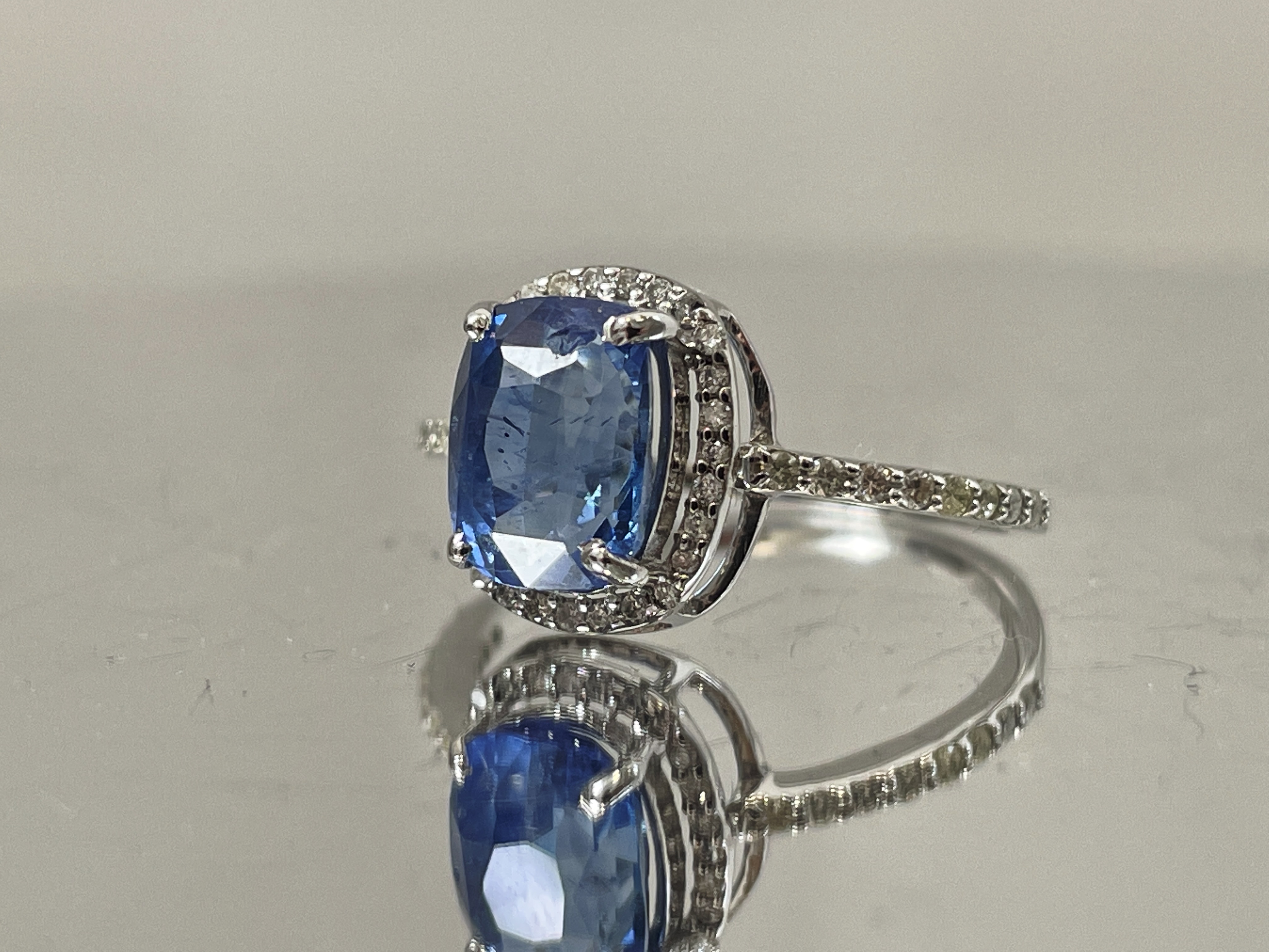 Beautiful 2.65 CT Natural Ceylon Cornflour Blue Sapphire Diamonds & 18k Gold - Image 2 of 7