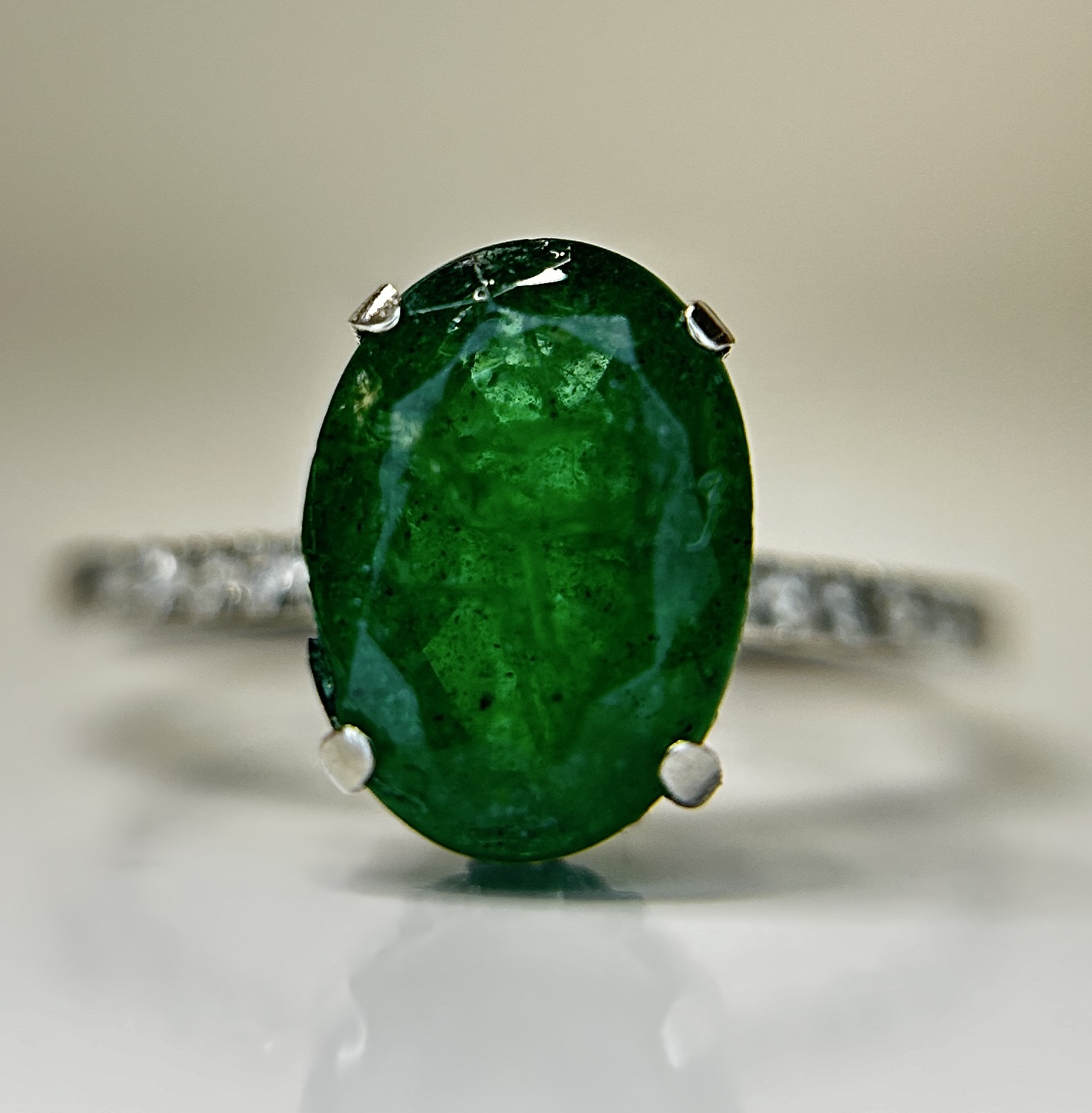 Beautiful 2.60 CT Natural Emerald Ring With Natural Diamonds & Platinum 950 - Image 2 of 9
